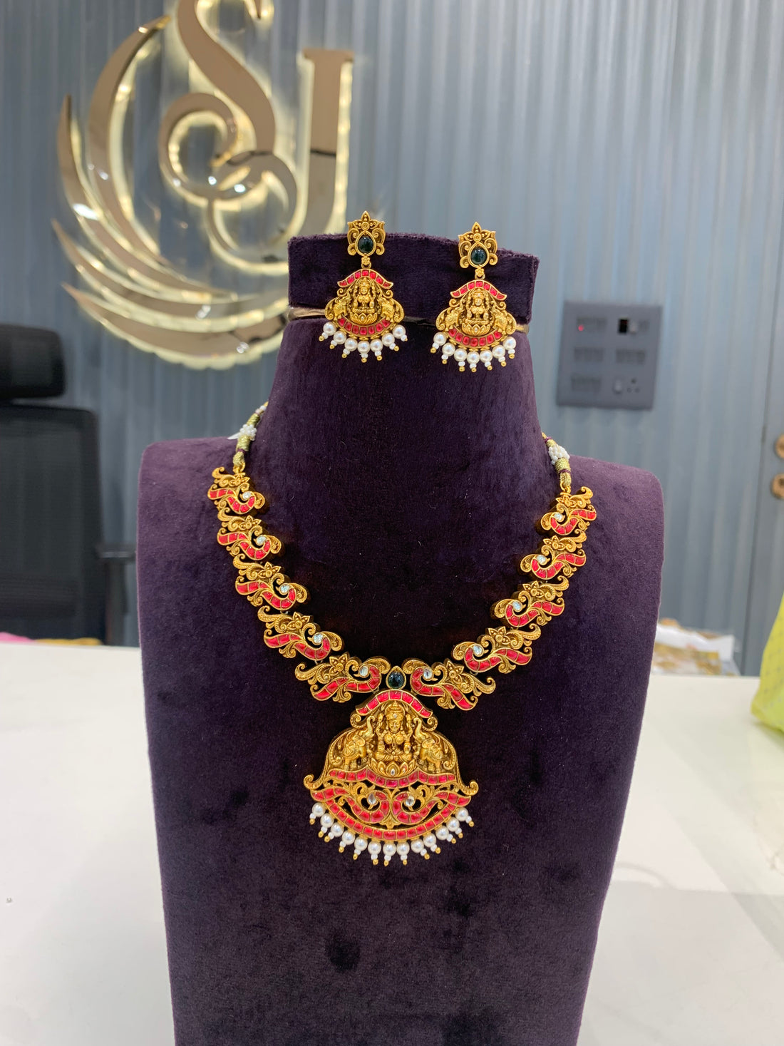 Beautiful jadav necklace