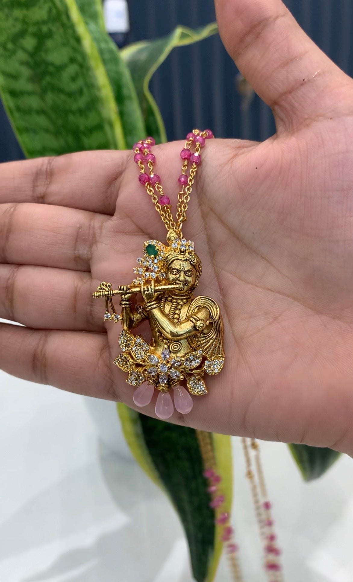 Beautiful pendant set with back hook