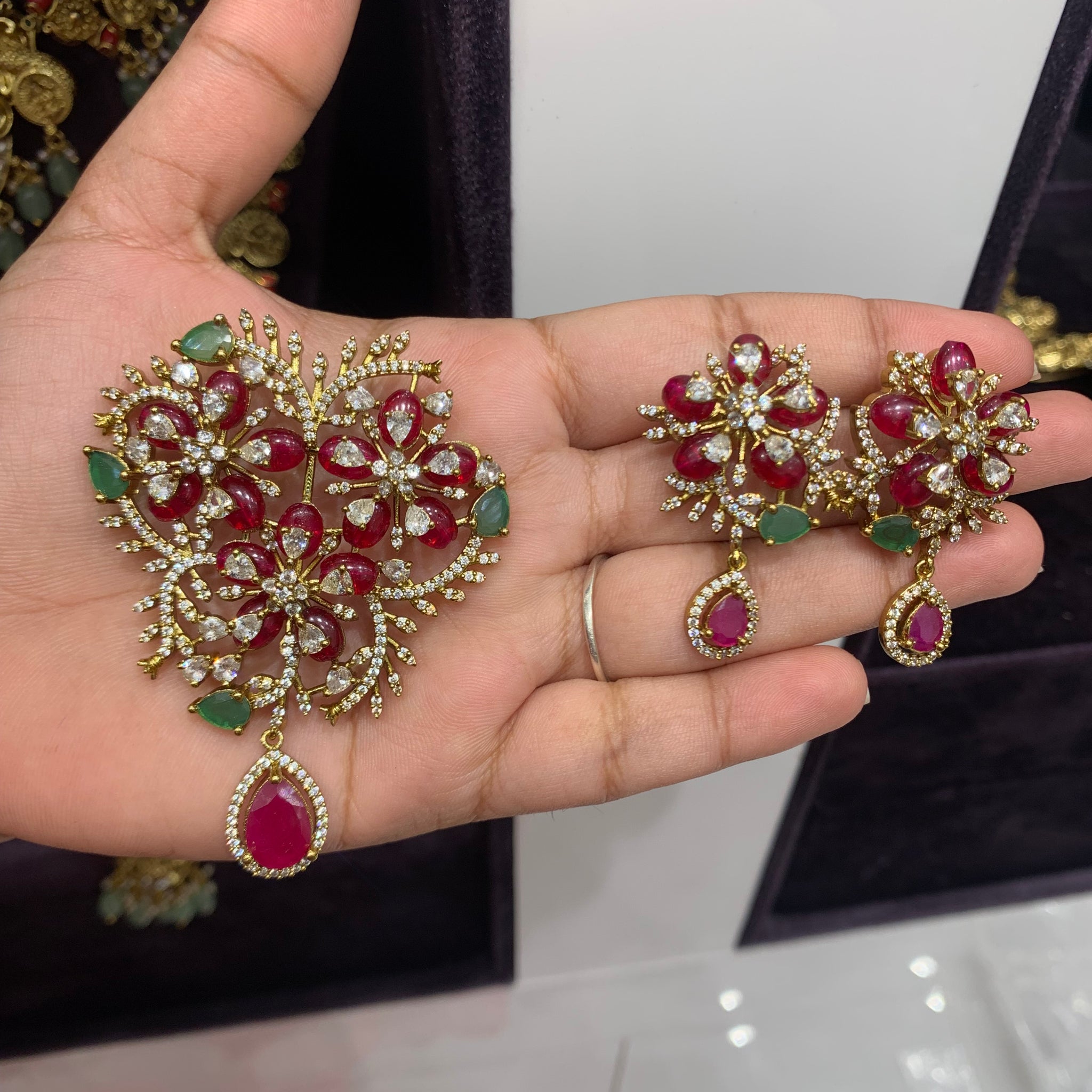 Beautiful pendent set with back hook