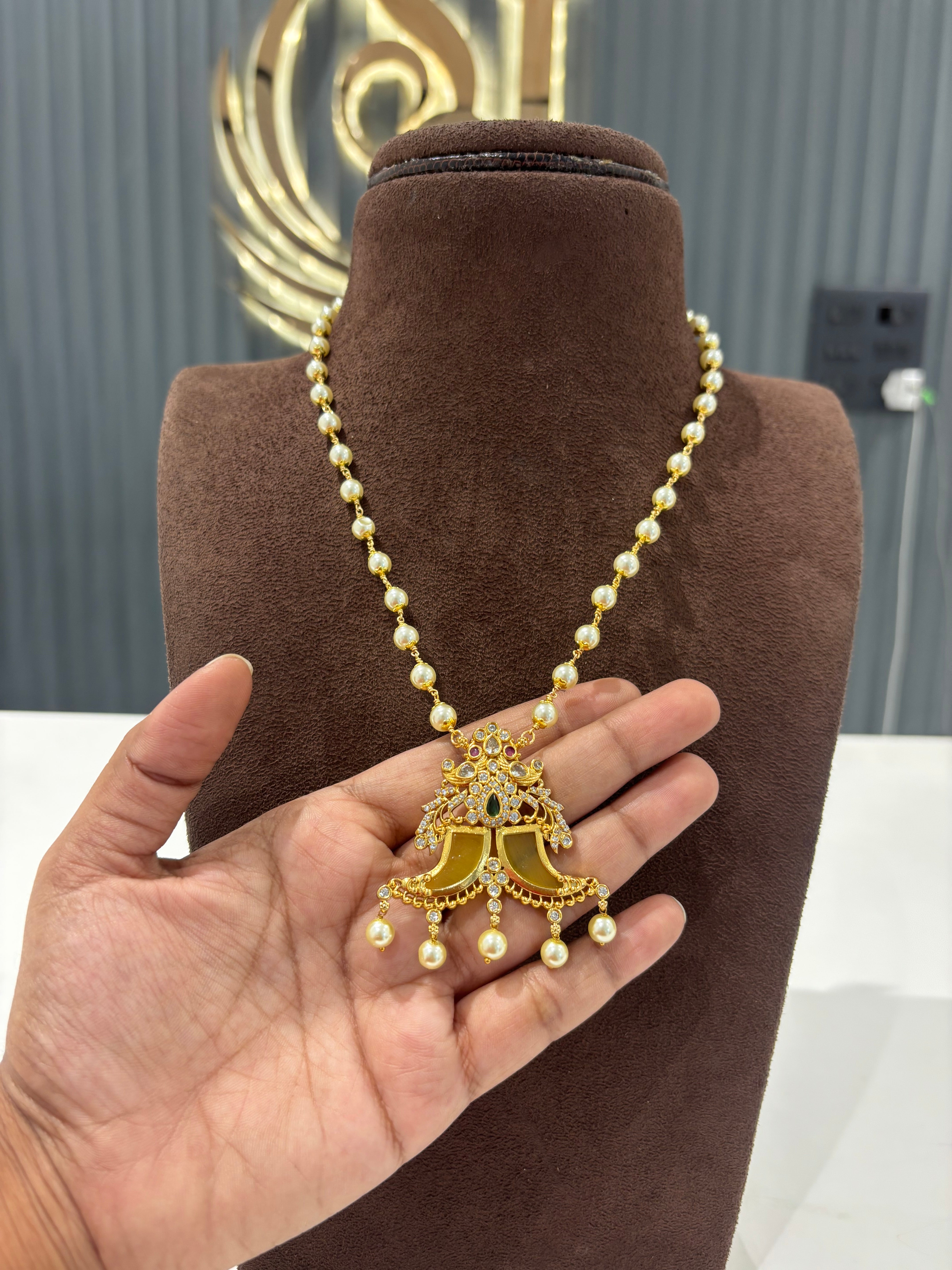 Beautiful Tiger nail locket with White pearl Danda