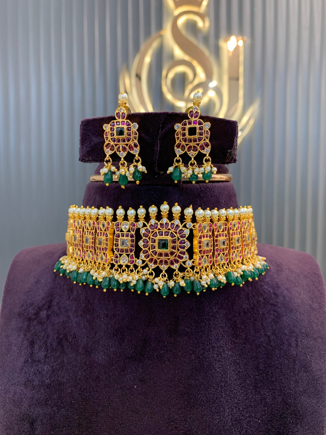 Beautiful premium chocker set