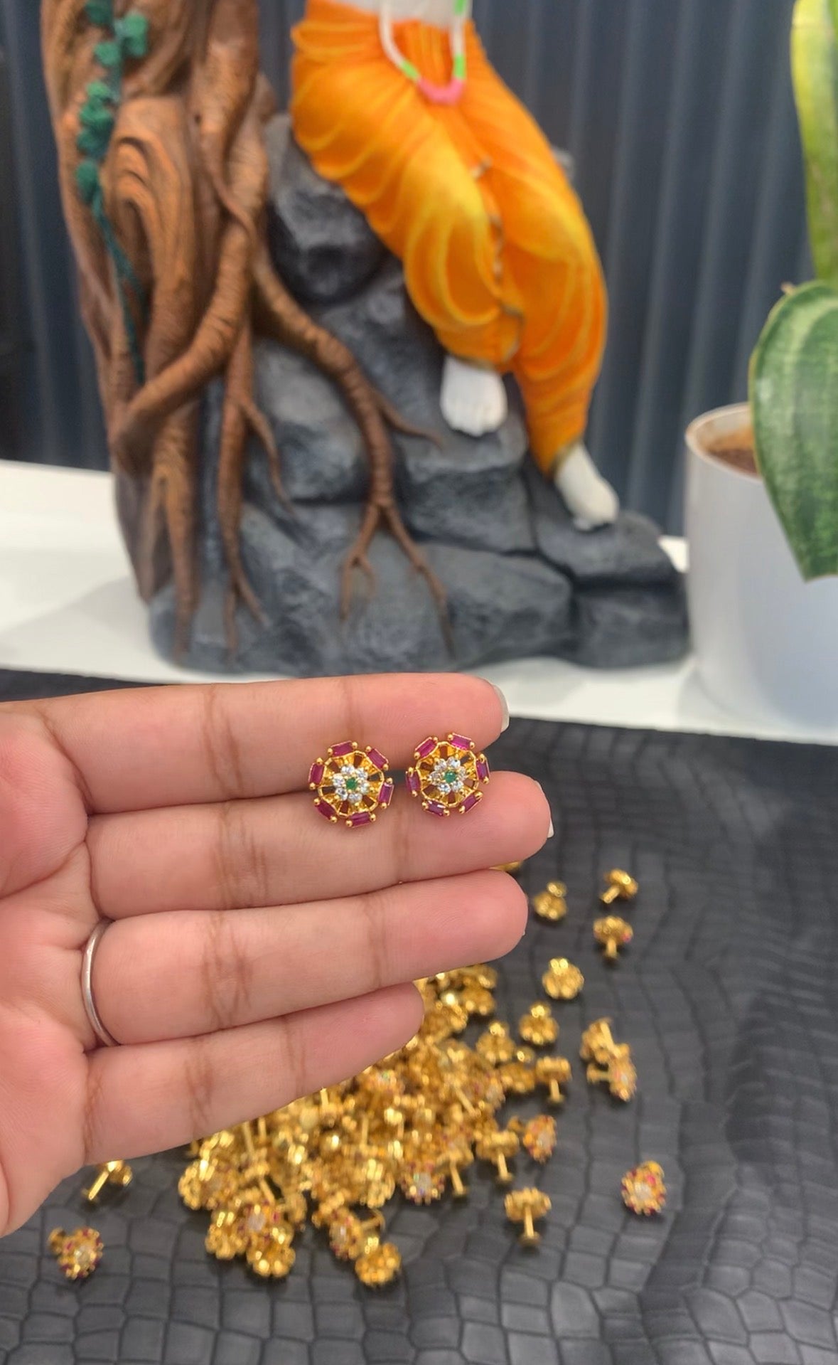 Beautiful screwback multi  studs
