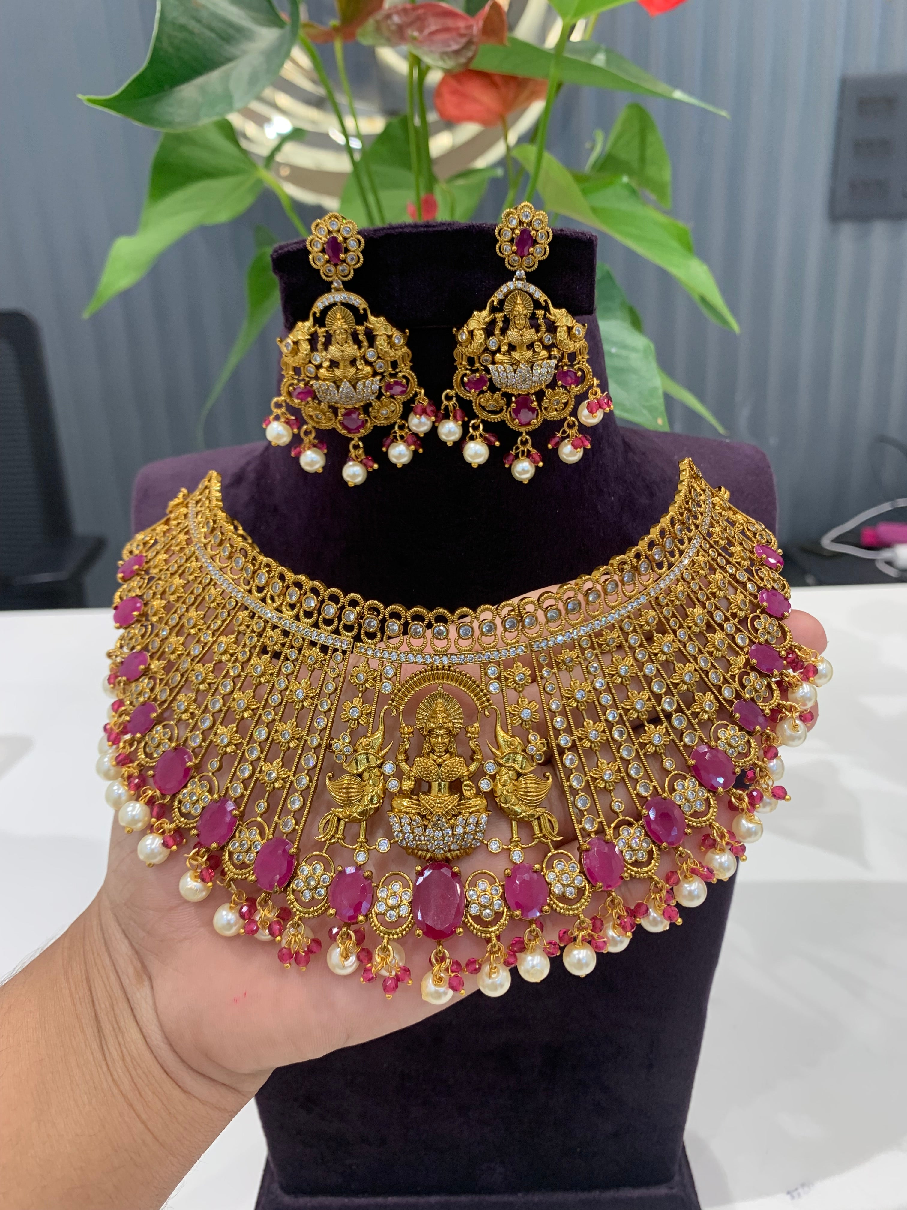 Beautiful heavy premium chocker set