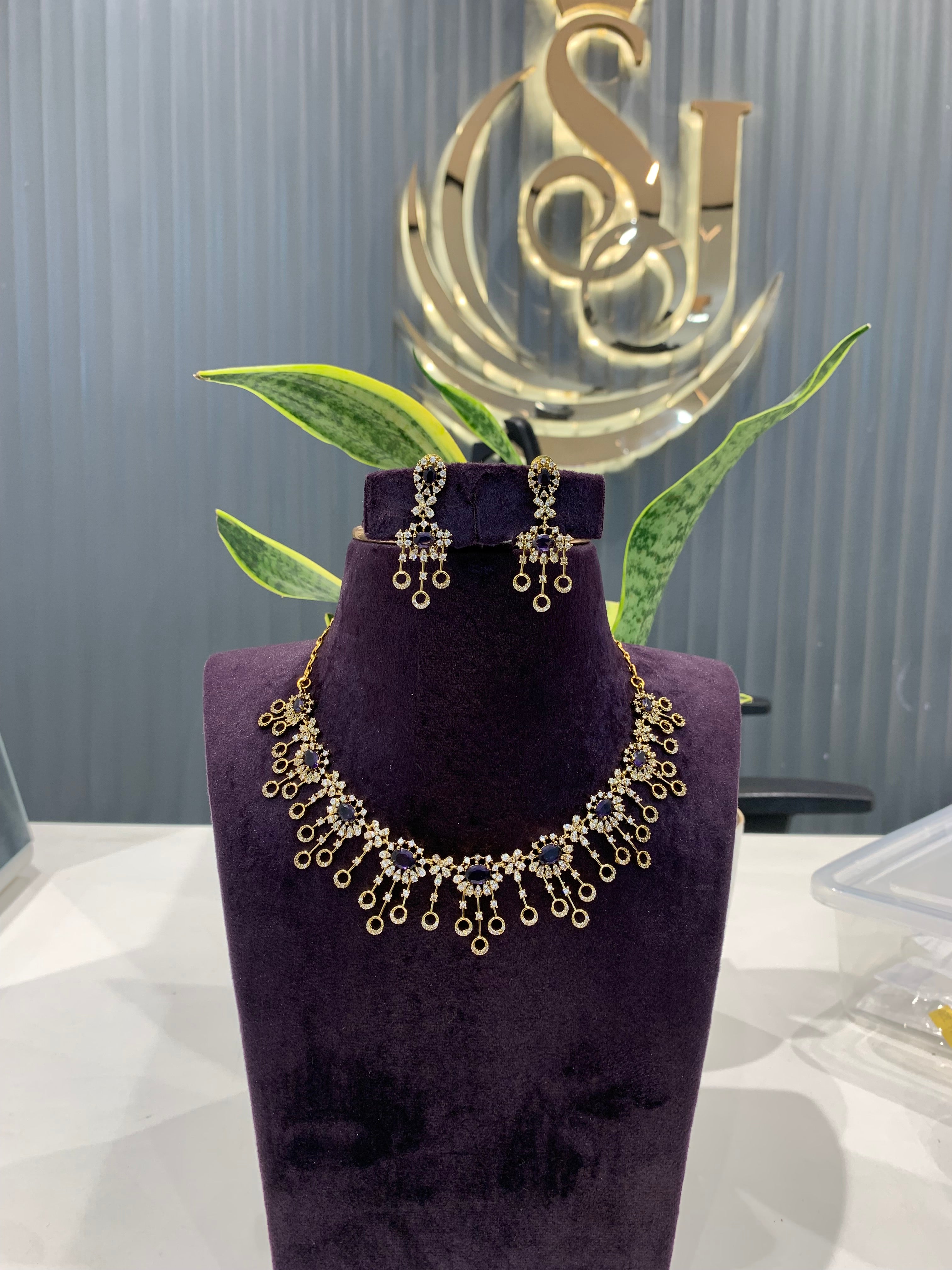 Beautiful party wear necklace