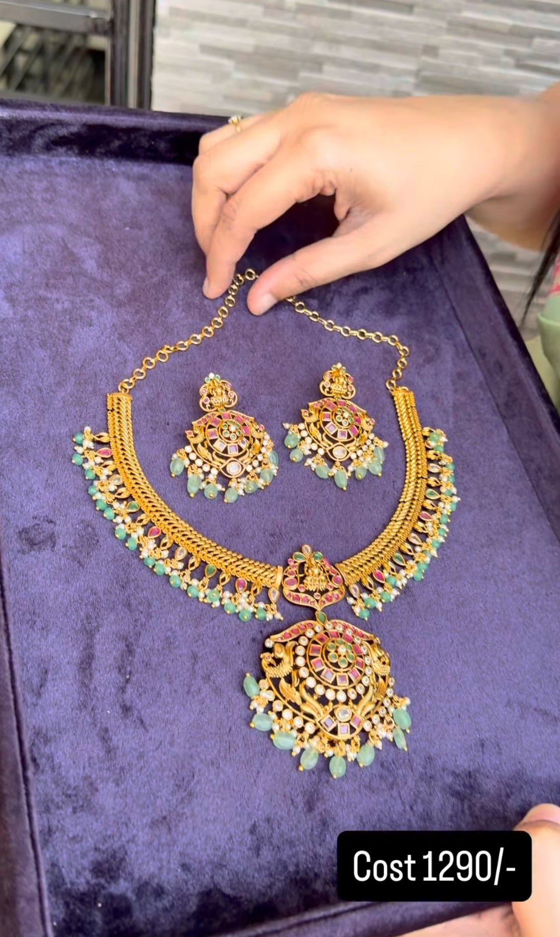 Beautiful jilebi pattern short necklace
