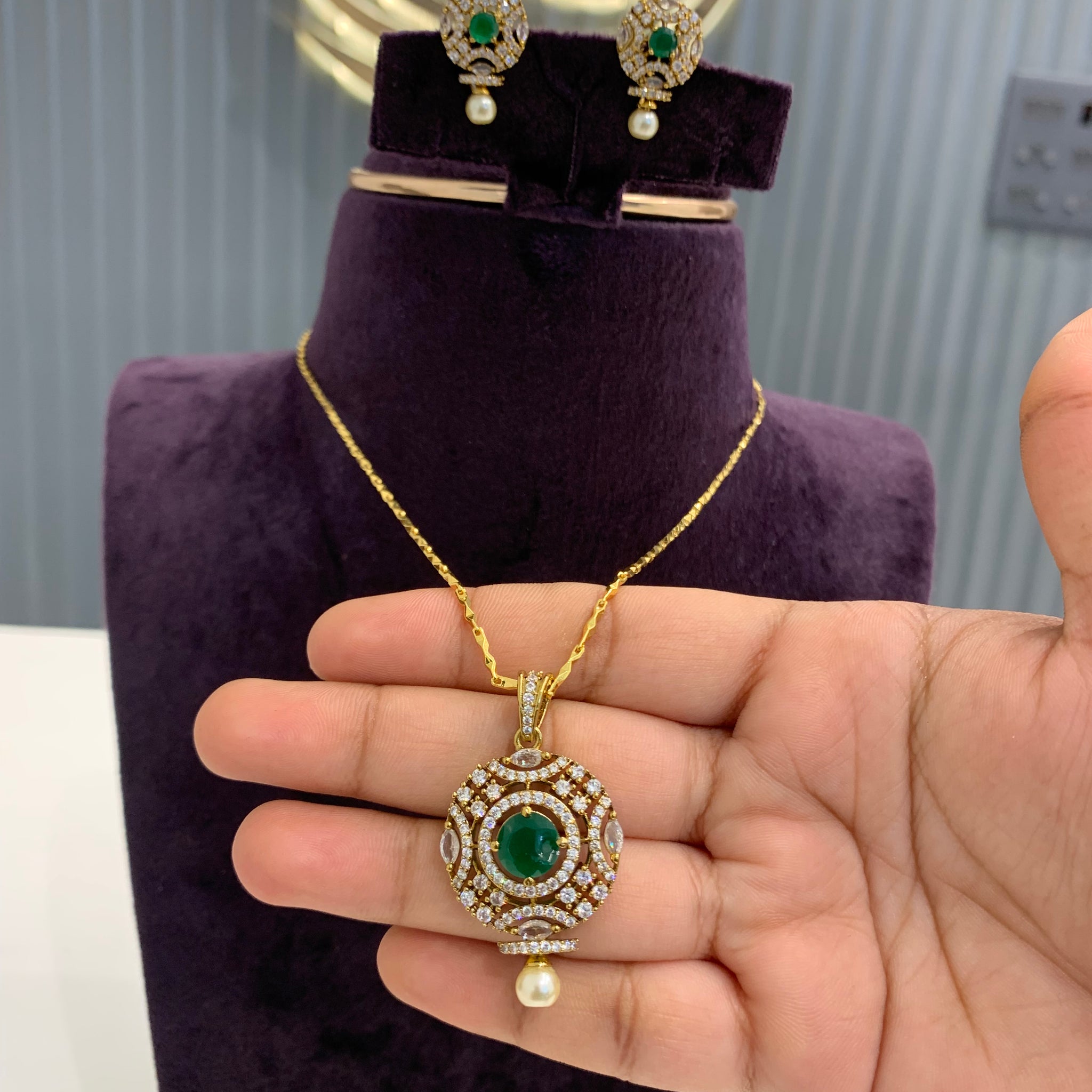Beautiful pendent with chain