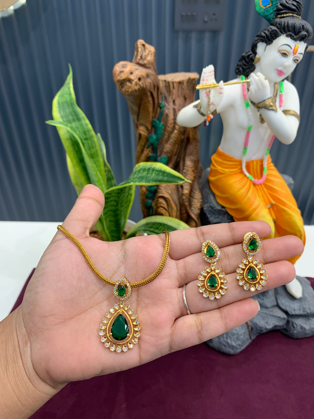 Beautiful nanpatti model green stone necklace (removable locket set)
