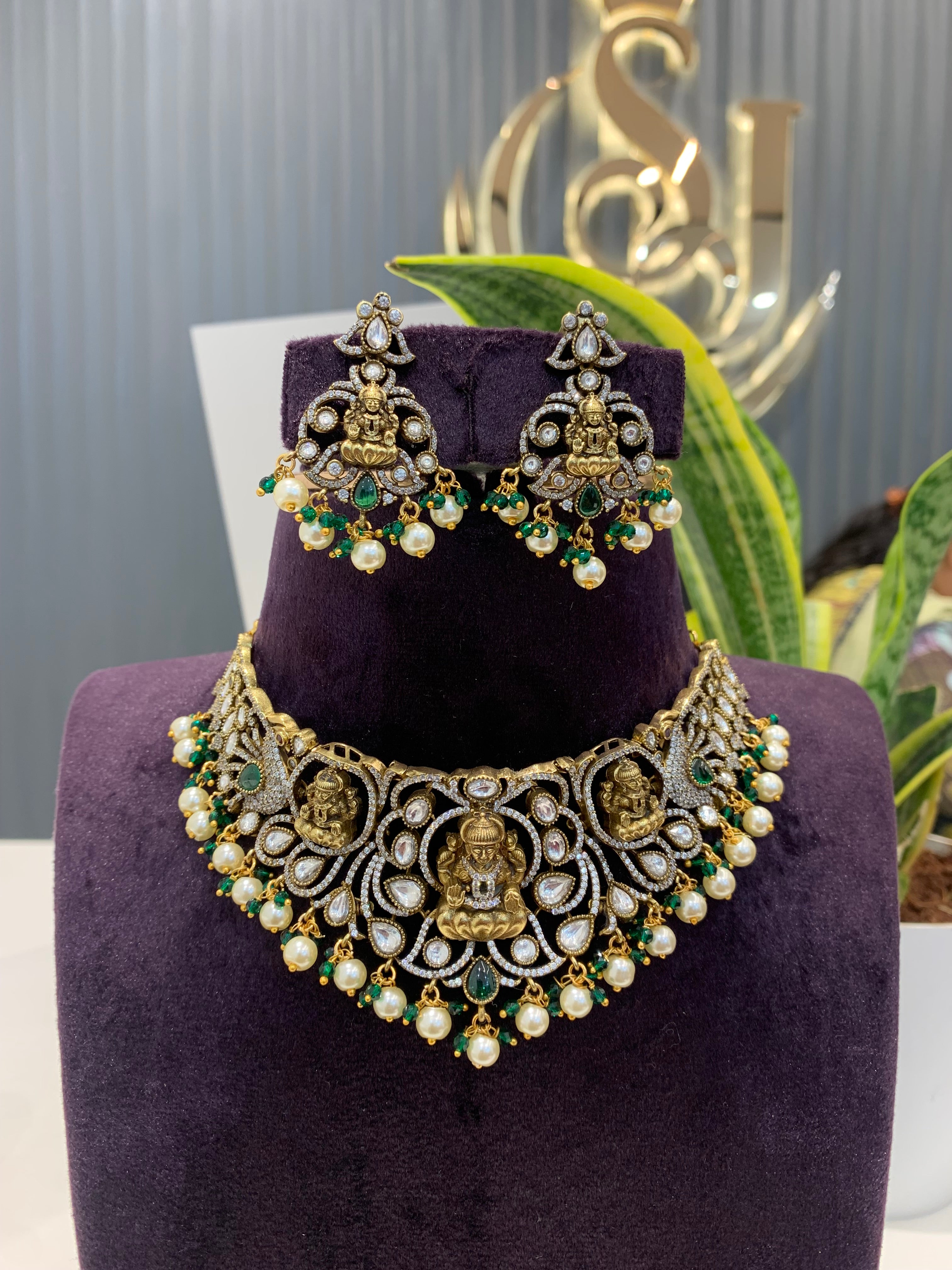 Beautiful premium chocker set