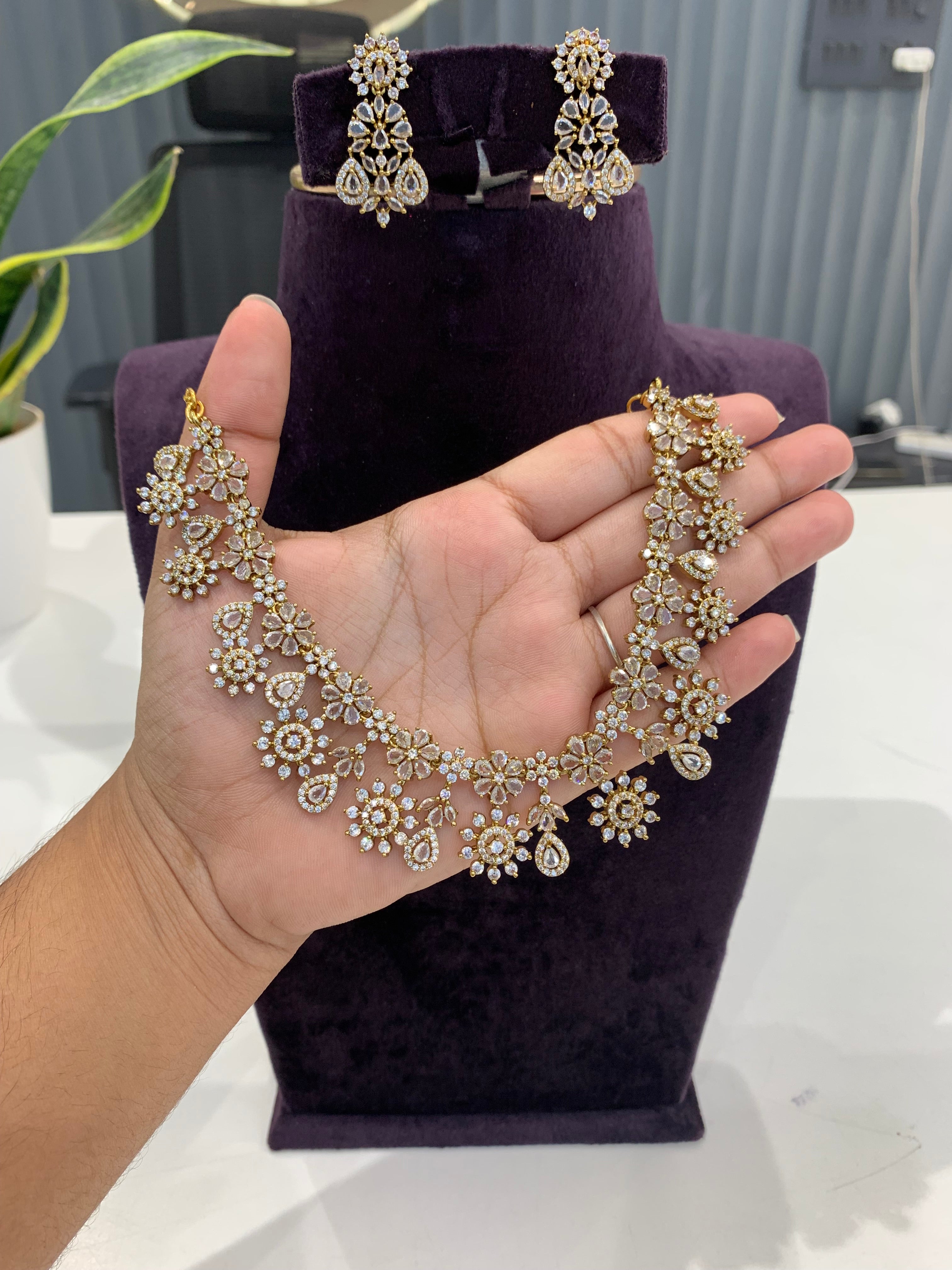 Beautiful party wear necklace