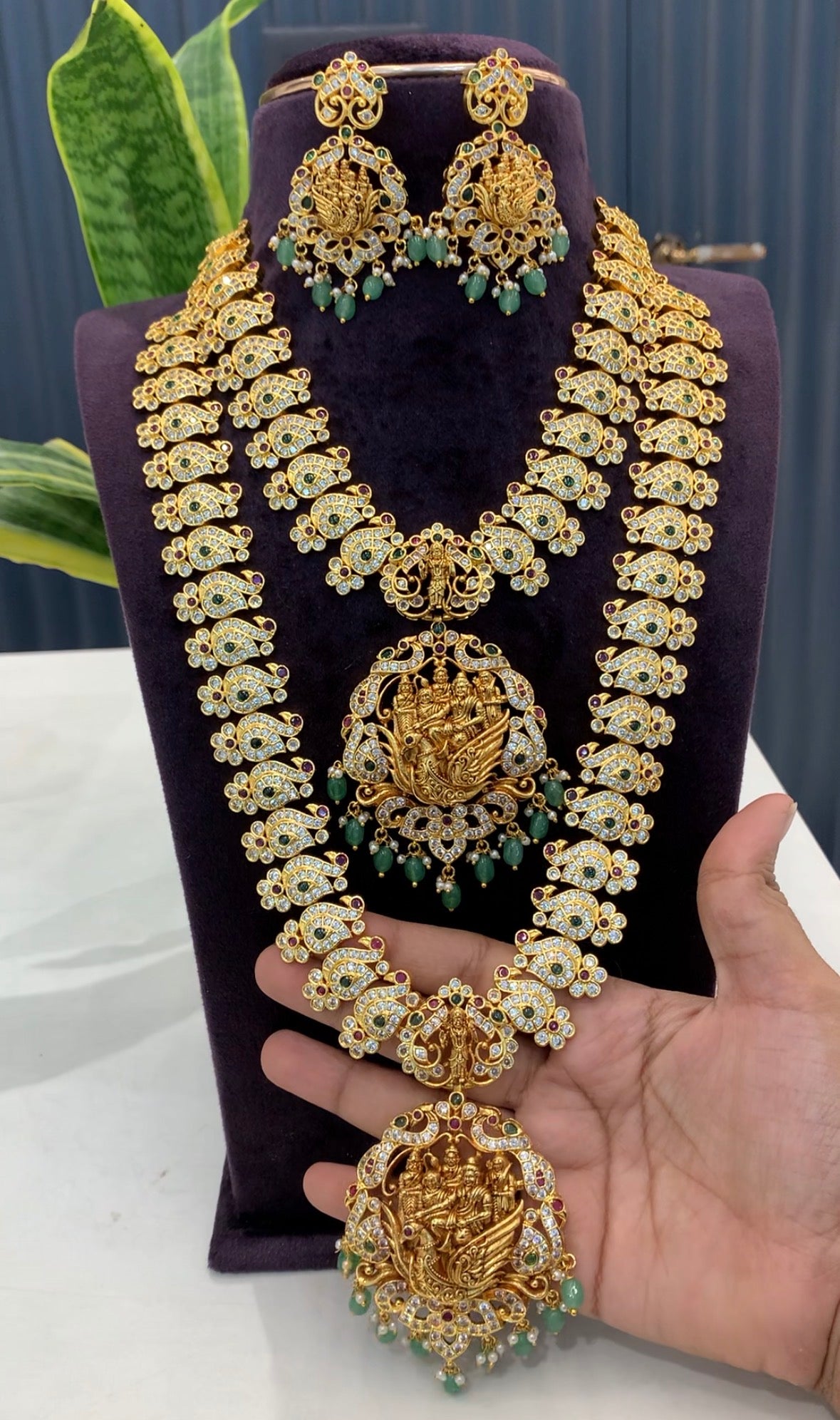 Beautiful combo for bridals with one set of earrings