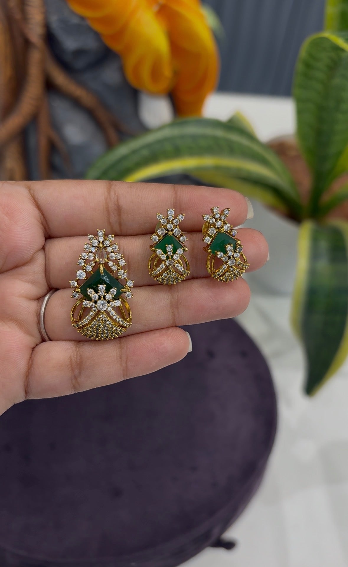 Beautiful pendant set with earrings and back hook