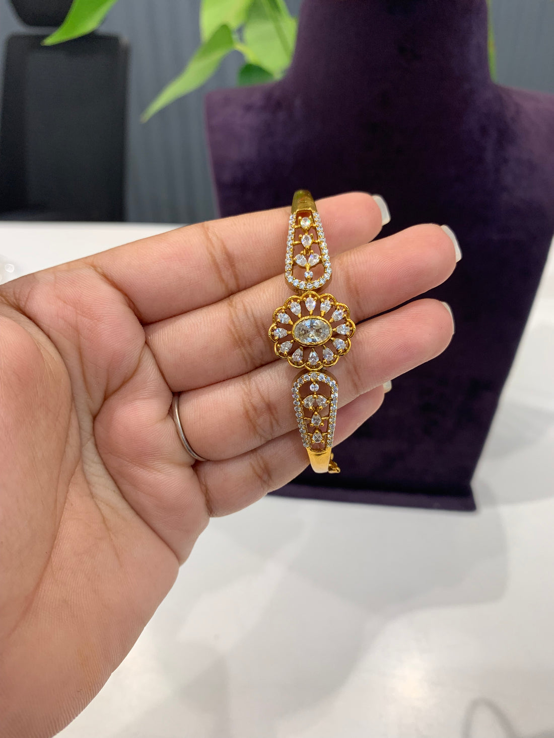 Beautiful bracelet withuncut stone freesize