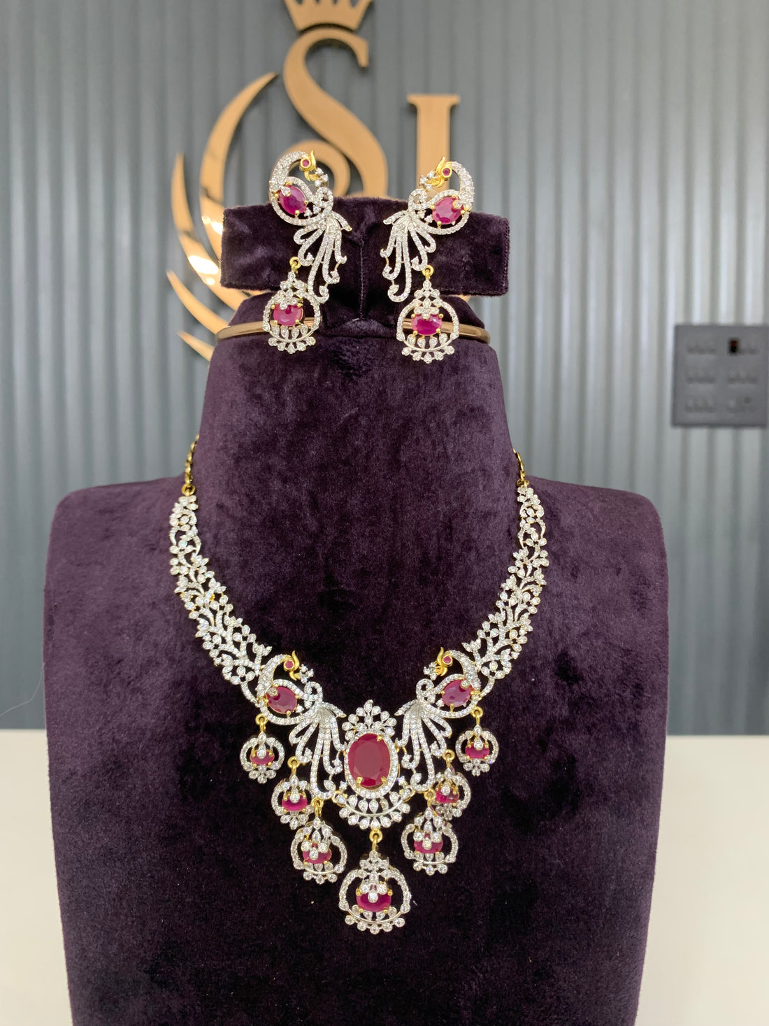 Beautiful GJ polish necklace
