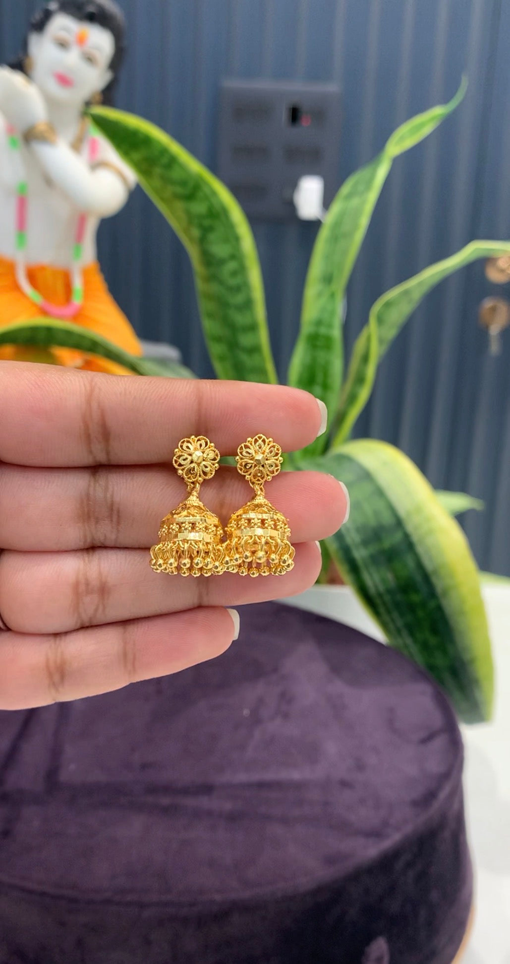 Beautiful gold replica jumkies with screwback