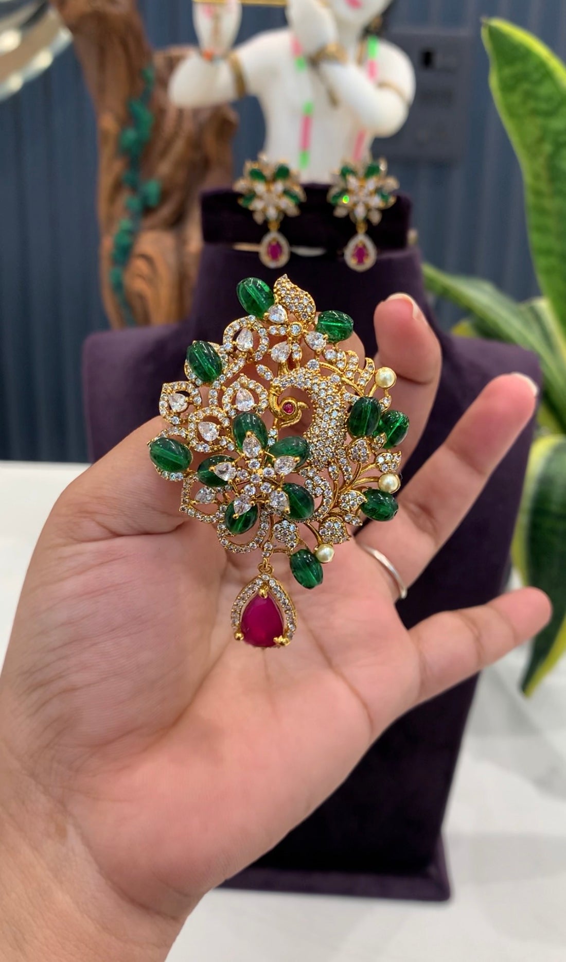 Beautiful pendant set with earrings and back hook