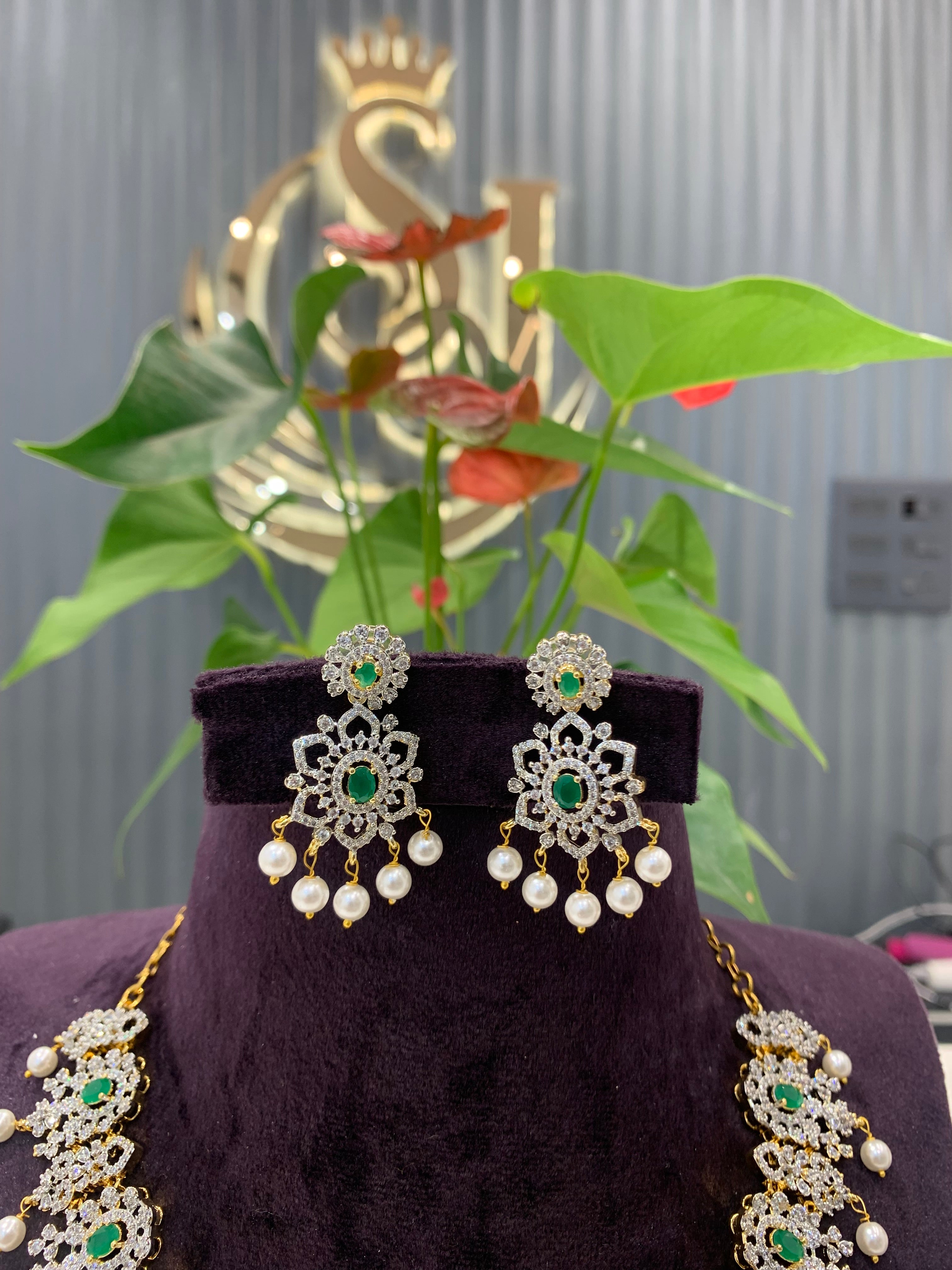 Beautiful GJ polish short necklace with green stone