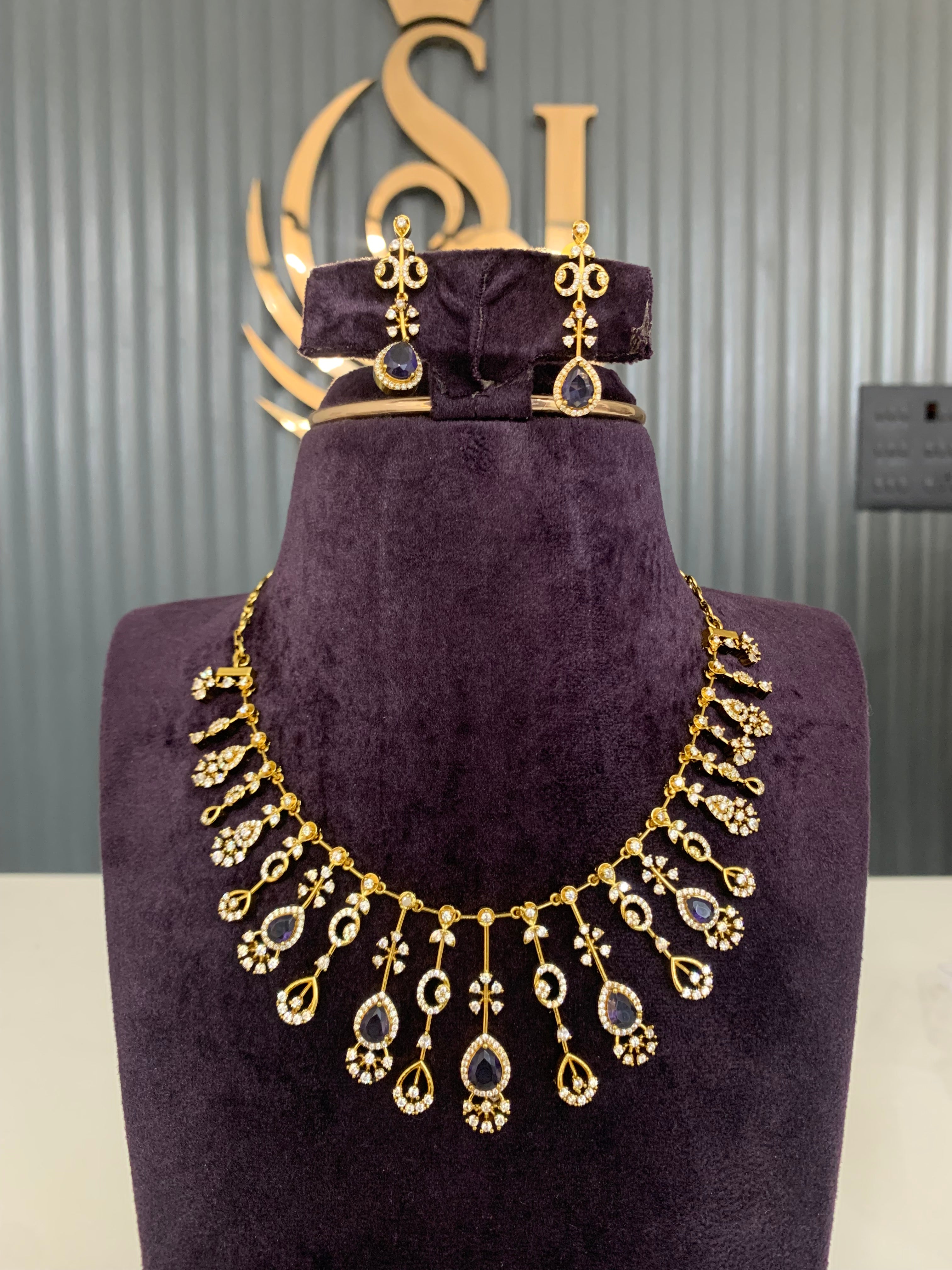 Beautiful mehandi polish necklace