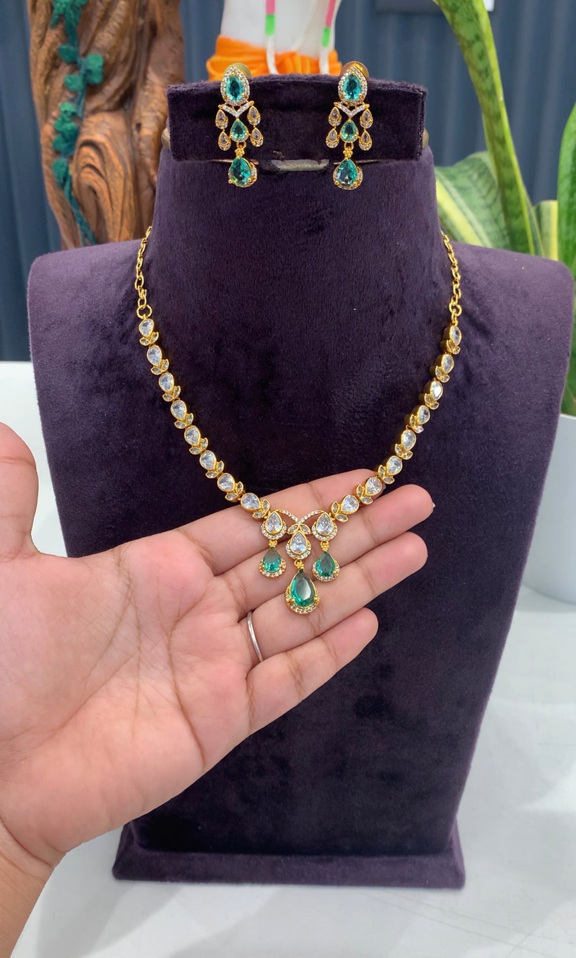 Beautiful party wear necklace