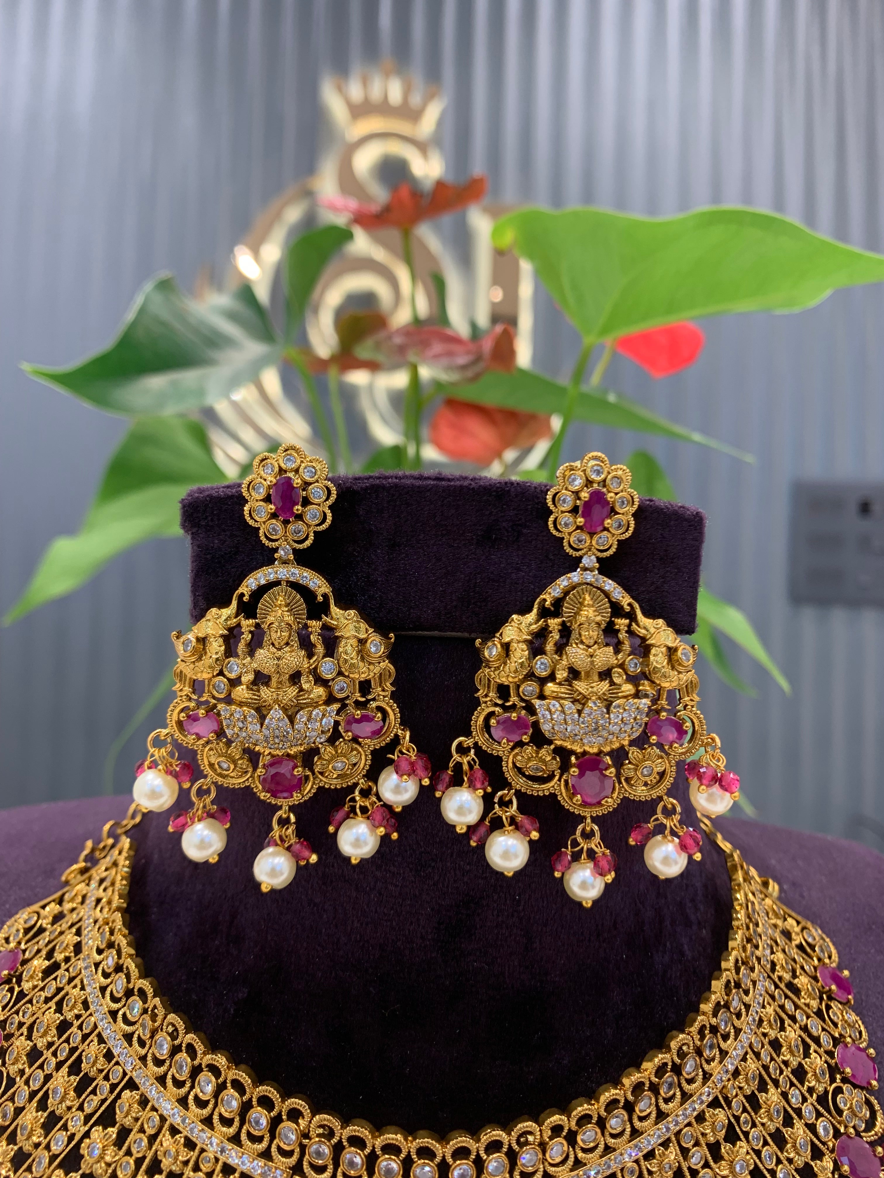 Beautiful heavy premium chocker set