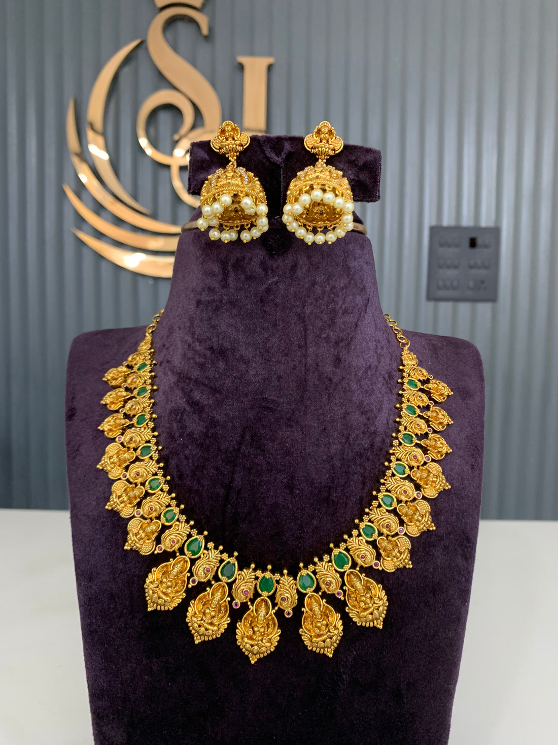 Beautiful green stone u shape necklace