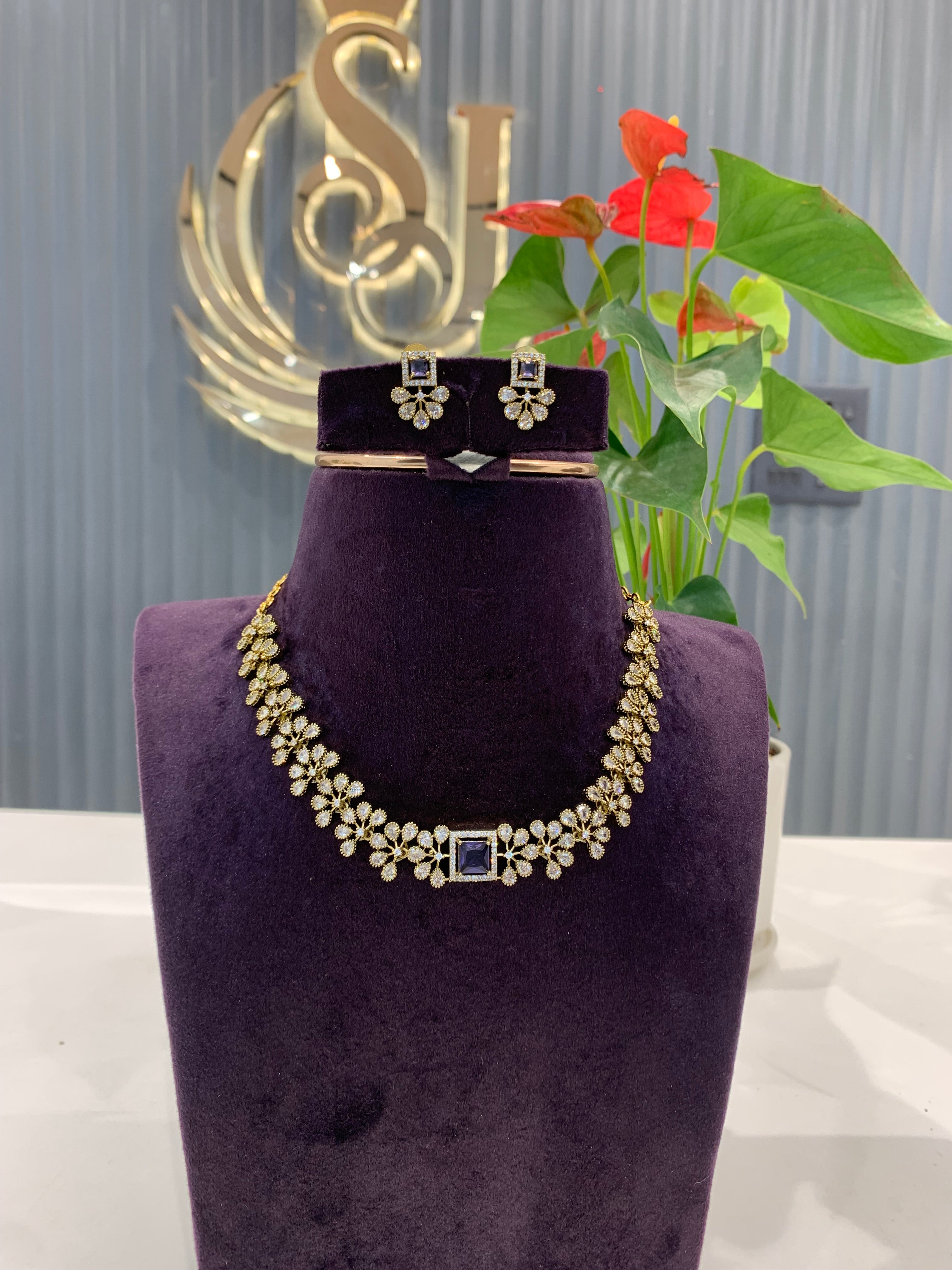 Beautiful party wear necklace