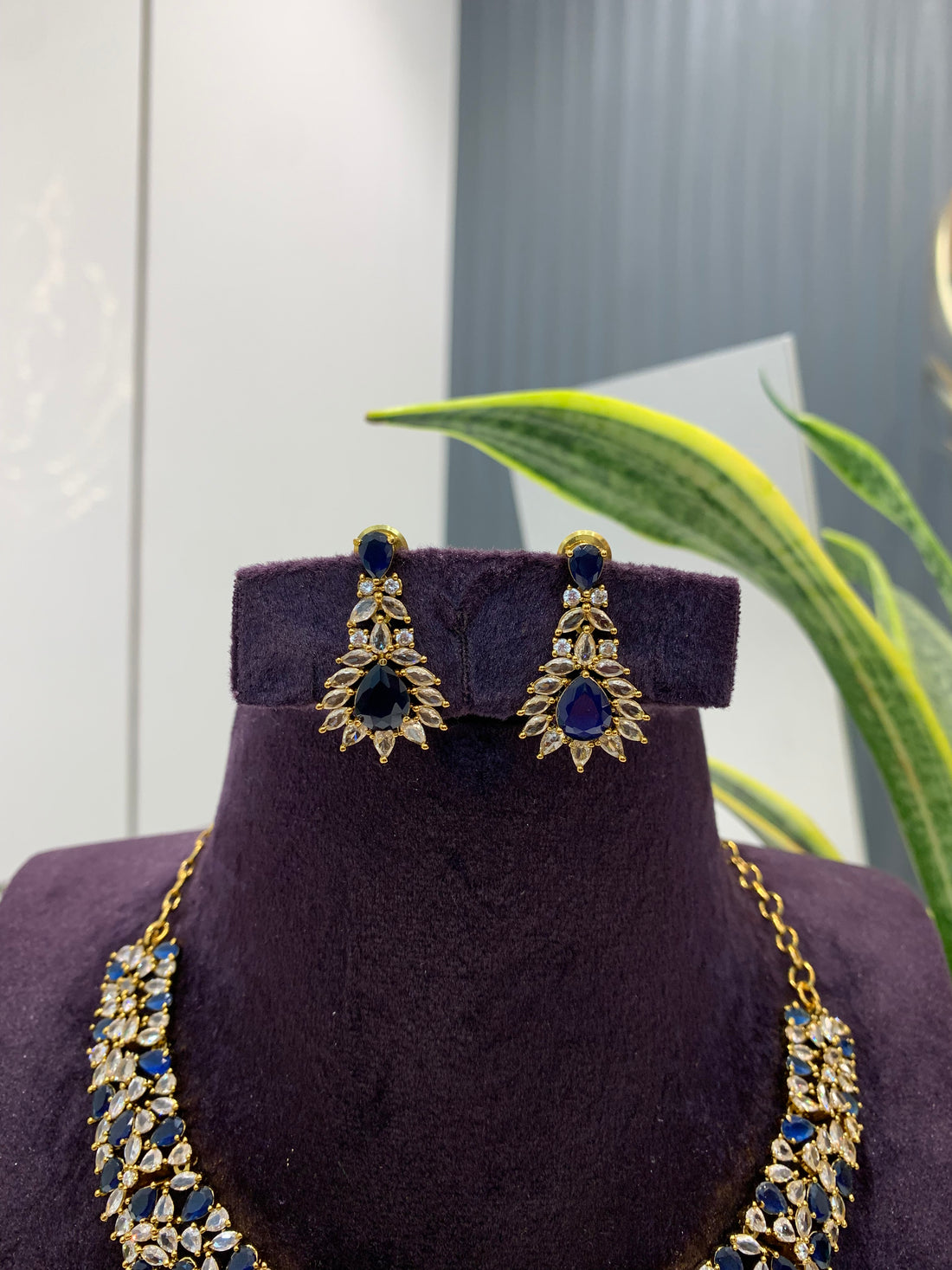 Necklace neck chocker