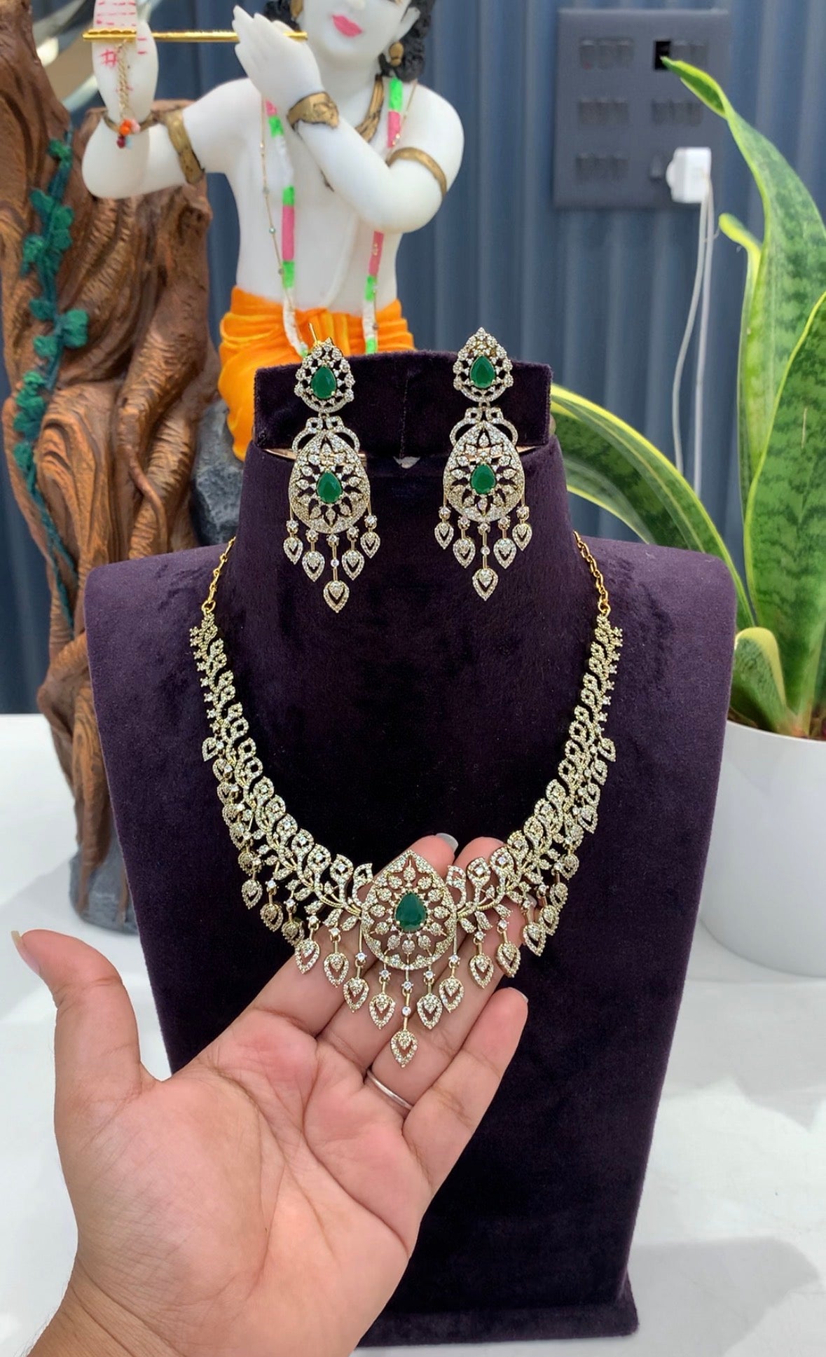 Beautiful party wear necklace