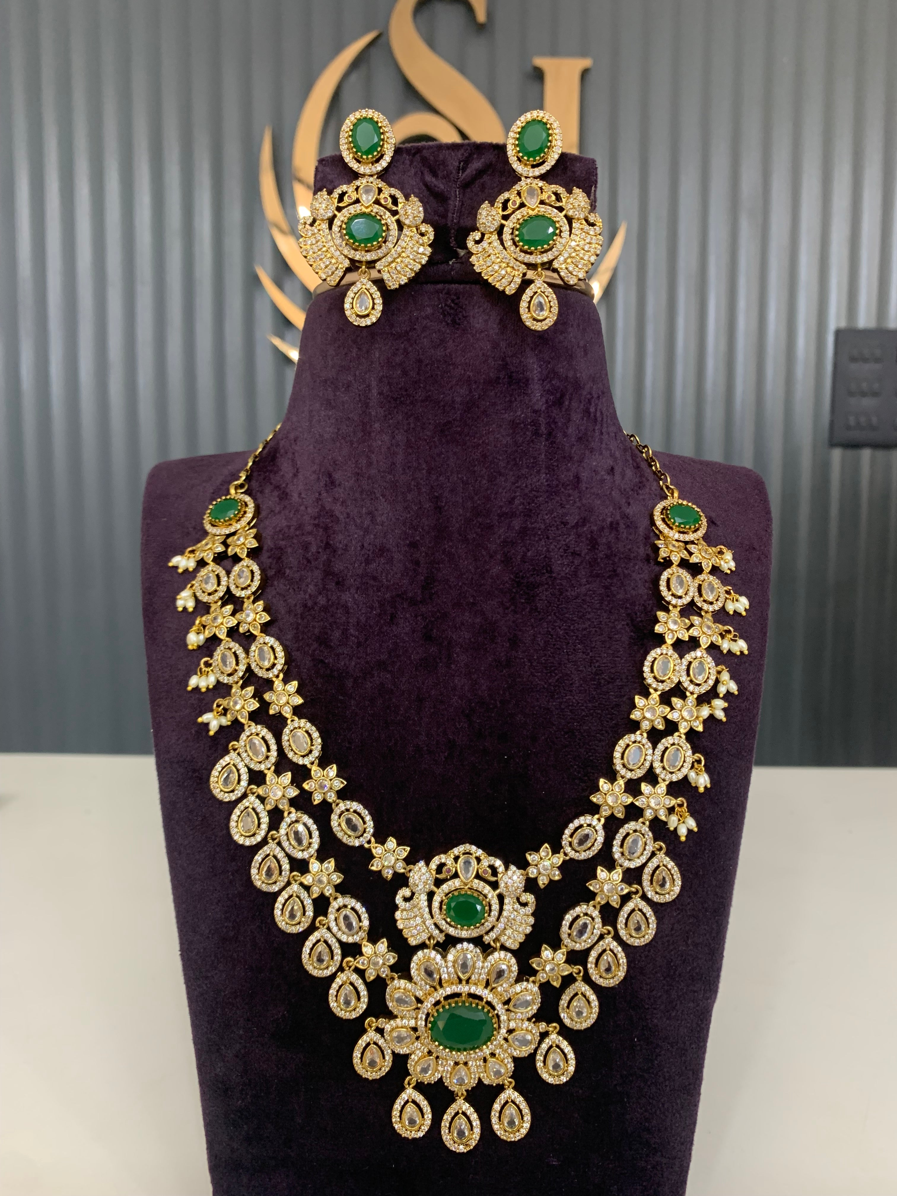 Beautiful mehandi polish necklace