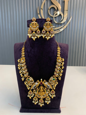 Traditional necklace with gold balls