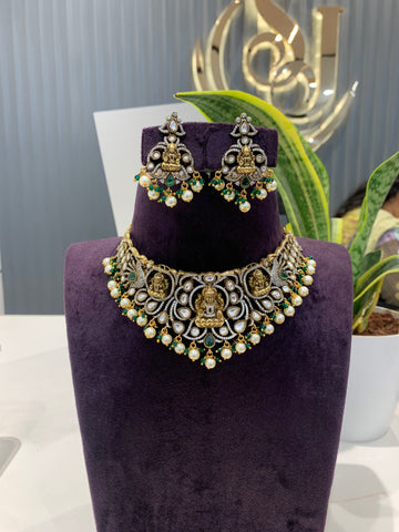 Beautiful premium chocker set