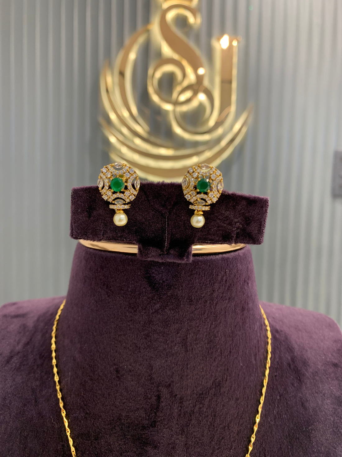Beautiful pendent with chain