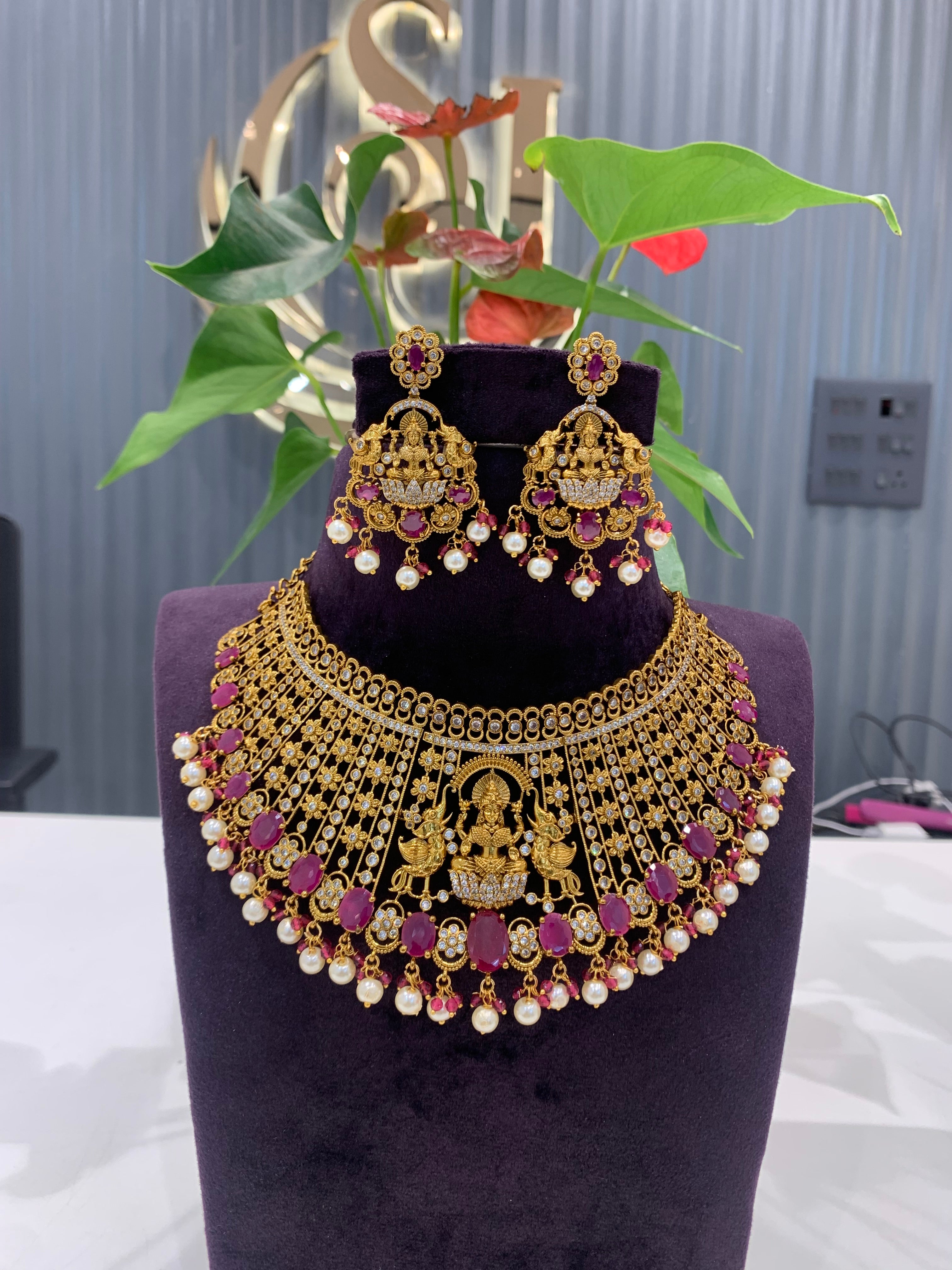 Beautiful heavy premium chocker set