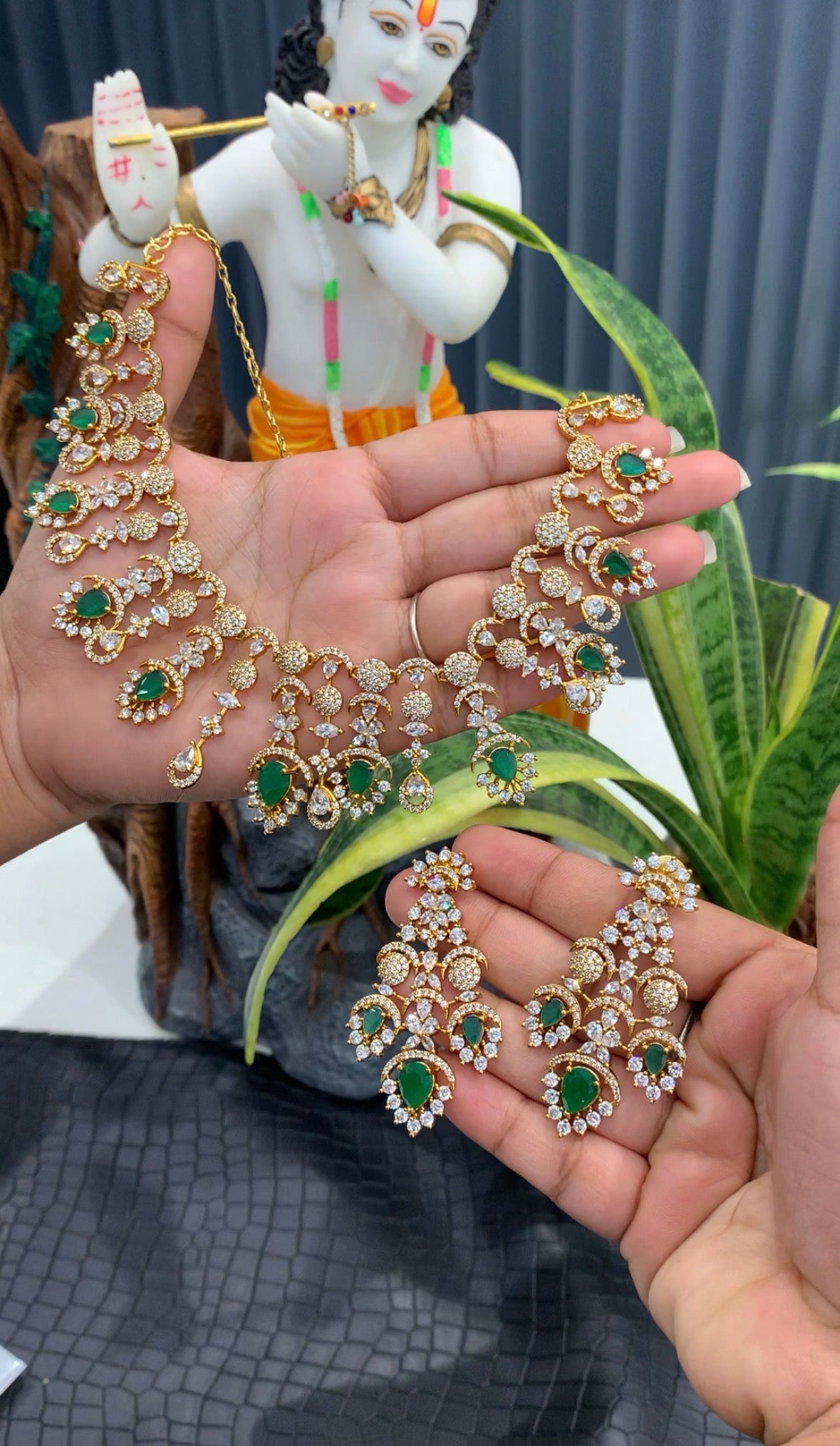 Beautiful party wear necklace