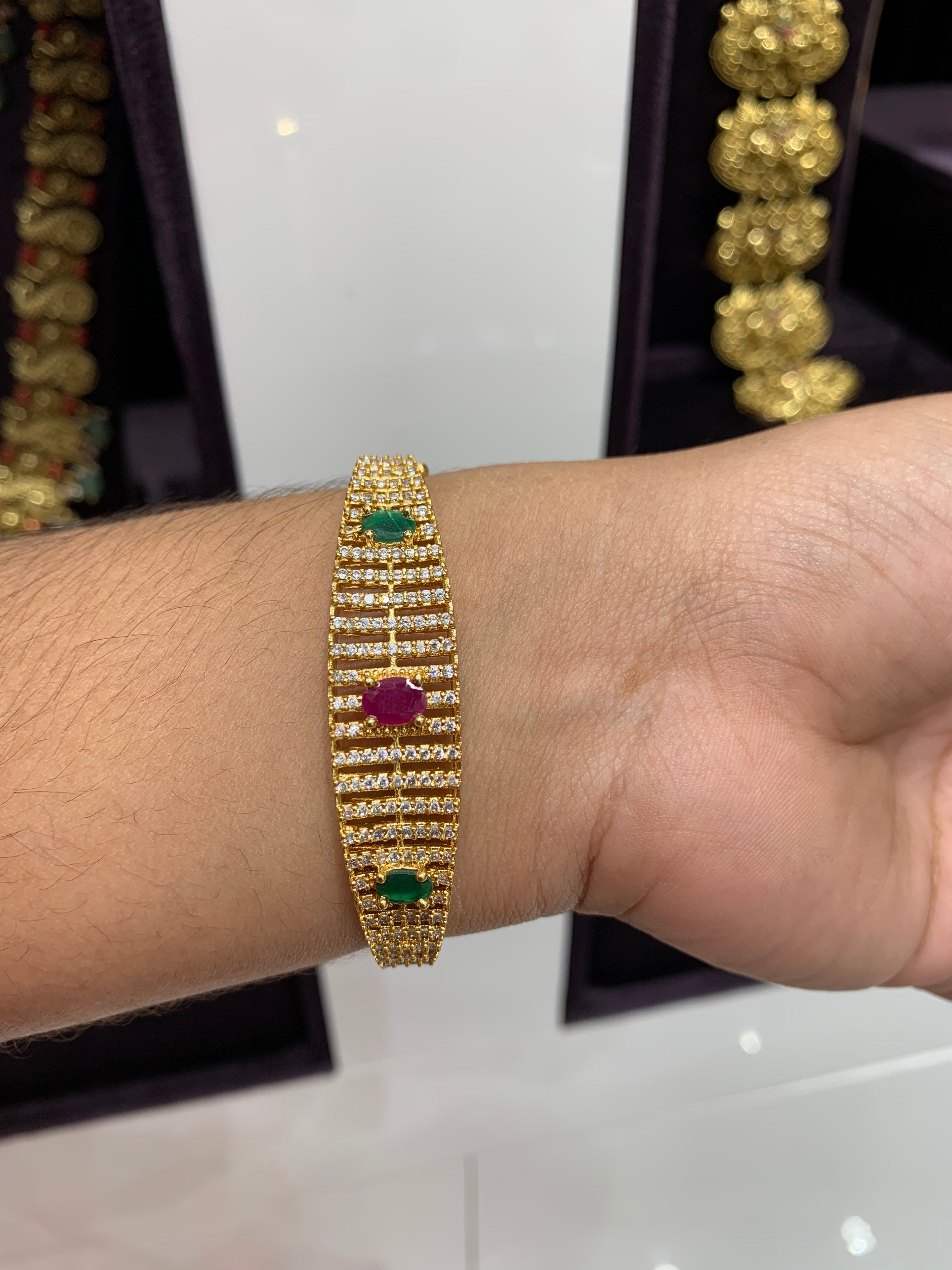 Beautiful bracelet with lock system