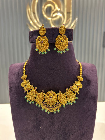 Trending short necklace
