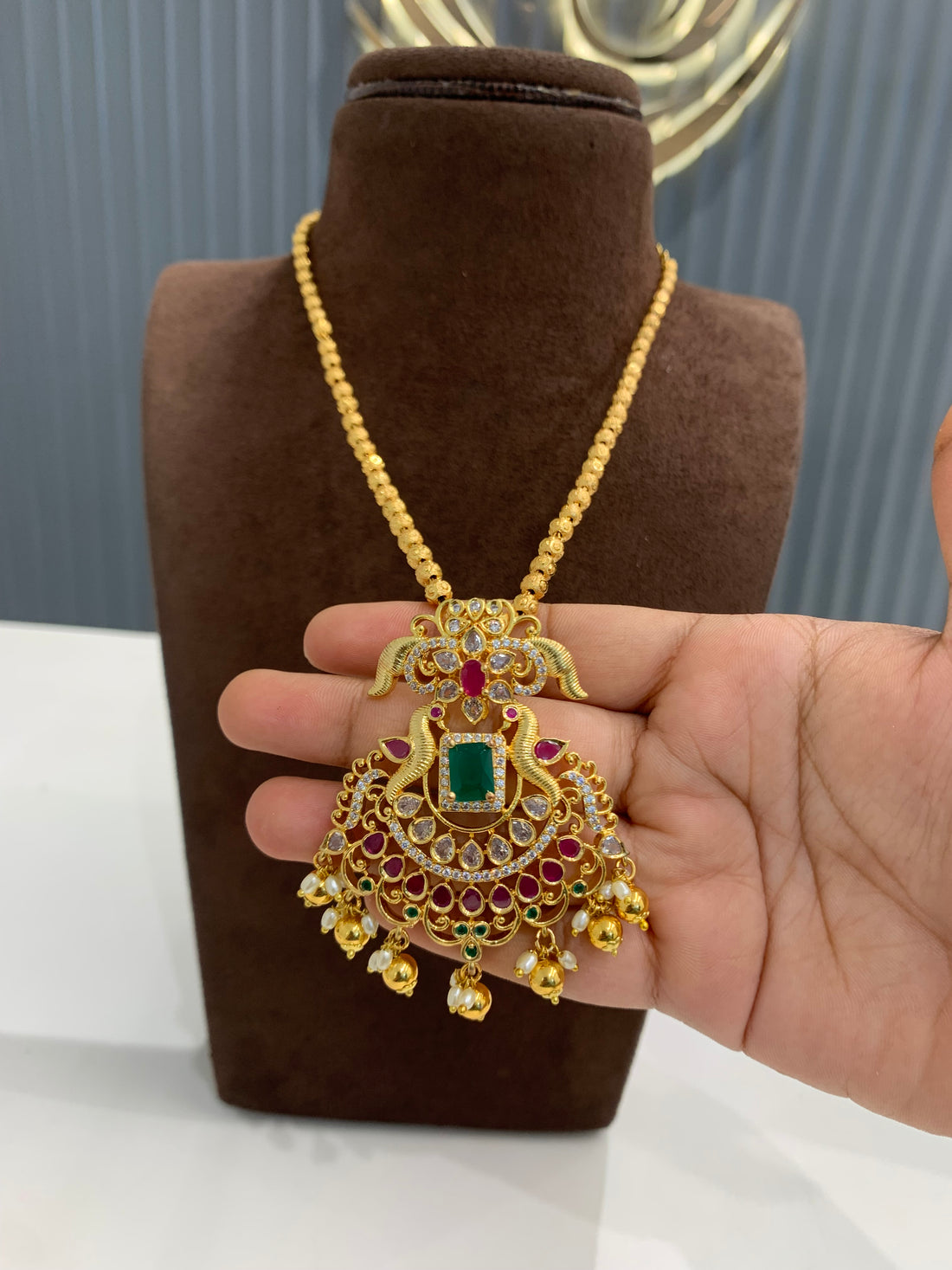Beautiful removable pendent with gold boll chain 22inchs
