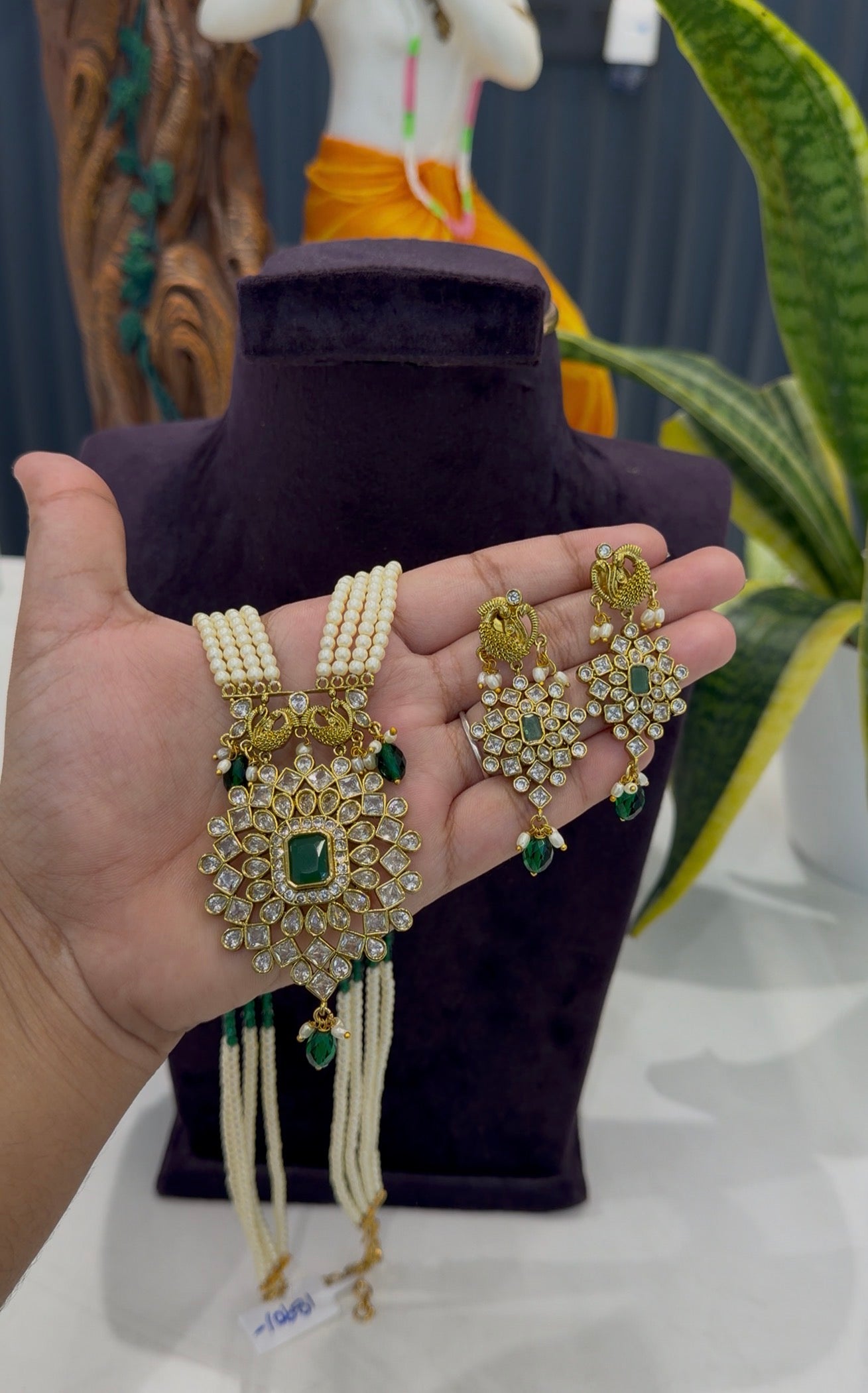 Beautiful Victoria Pendent Set with 4 lines Beadsset