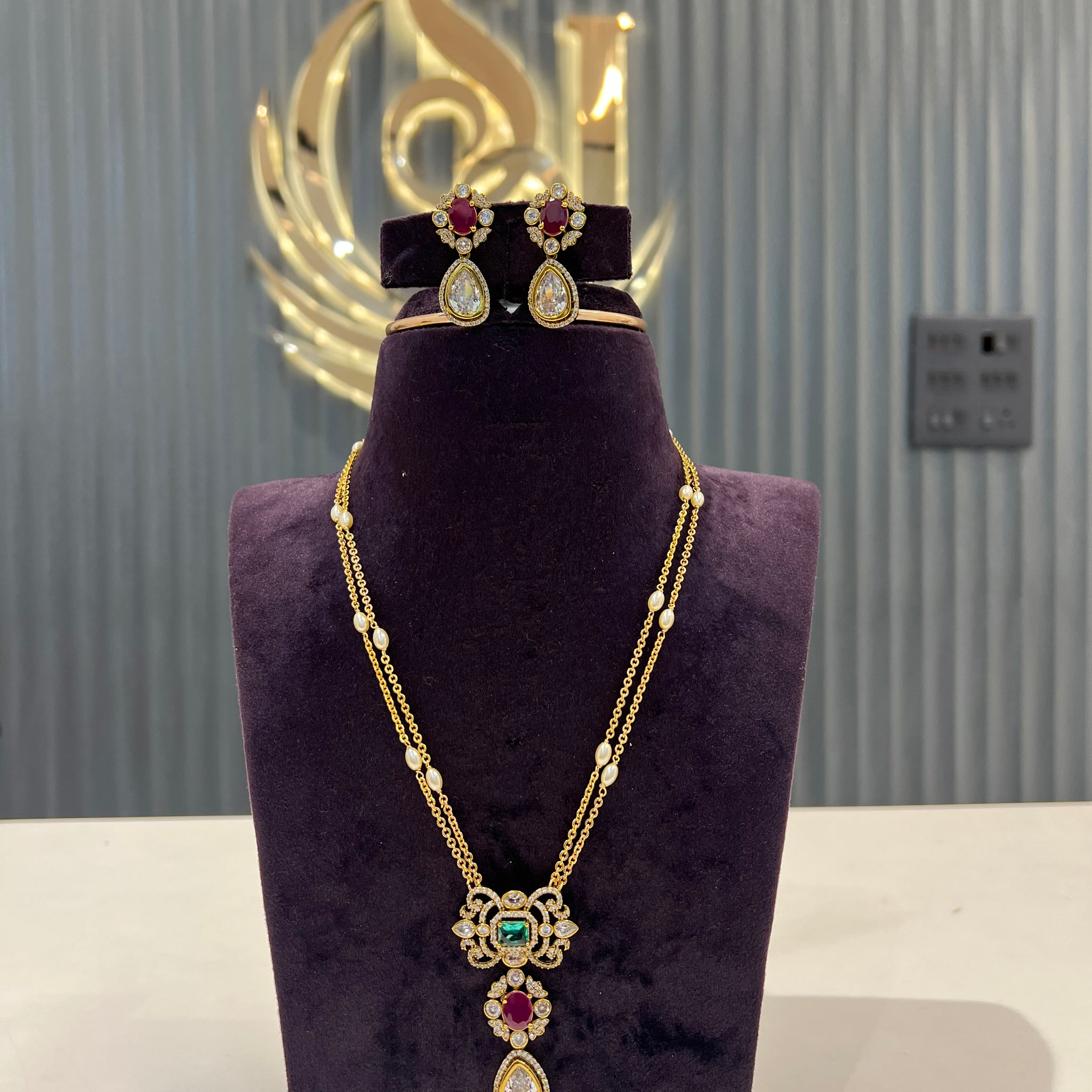 Simple chain with earrings