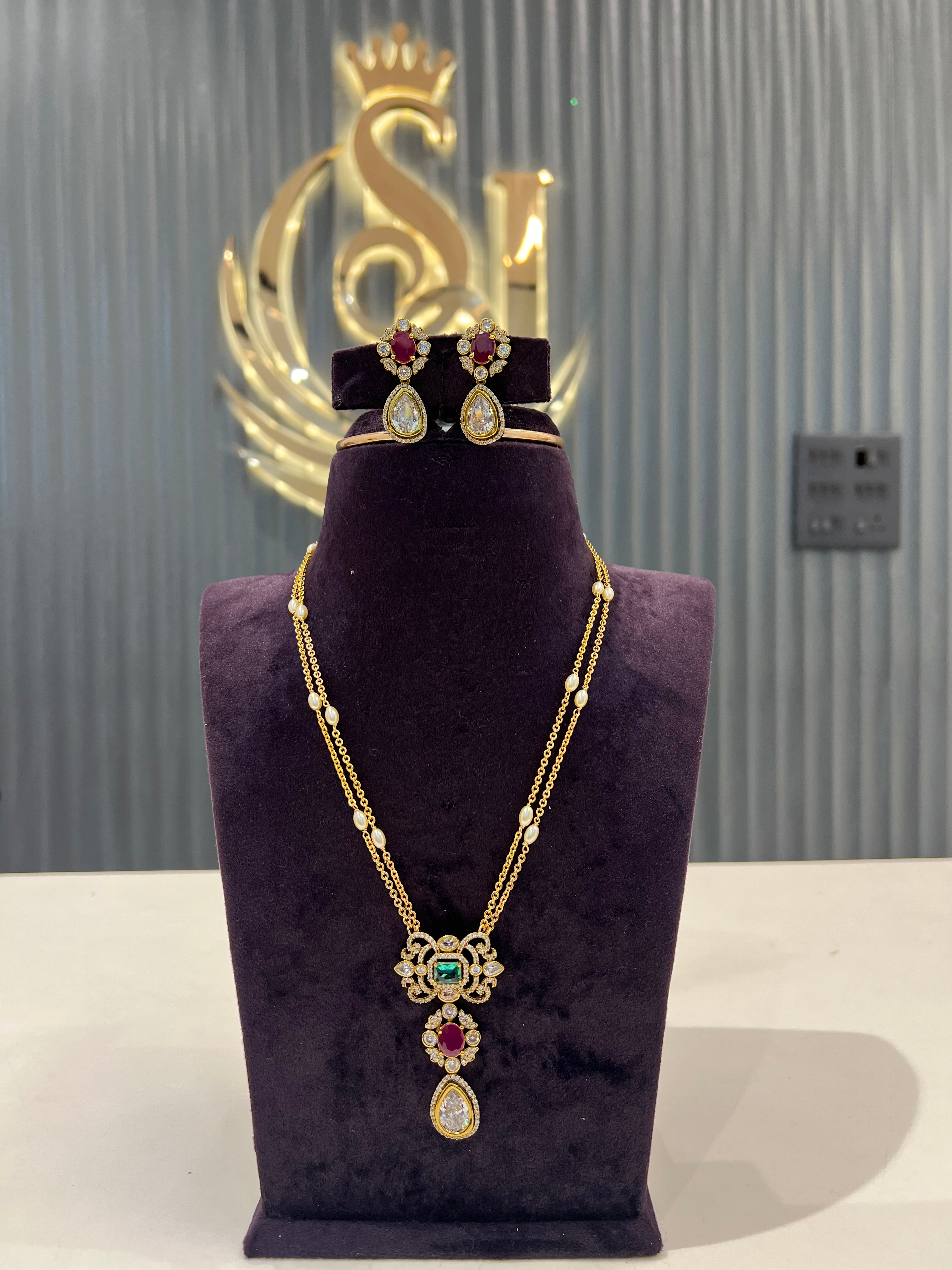 Simple chain with earrings