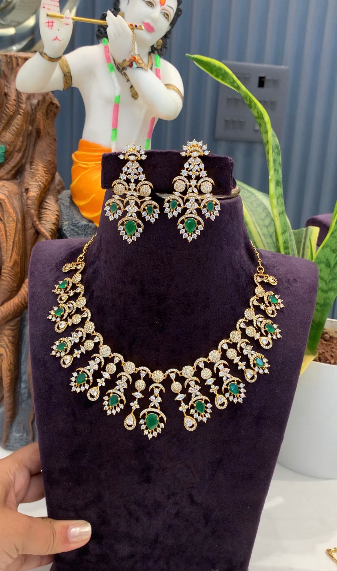 Beautiful party wear necklace