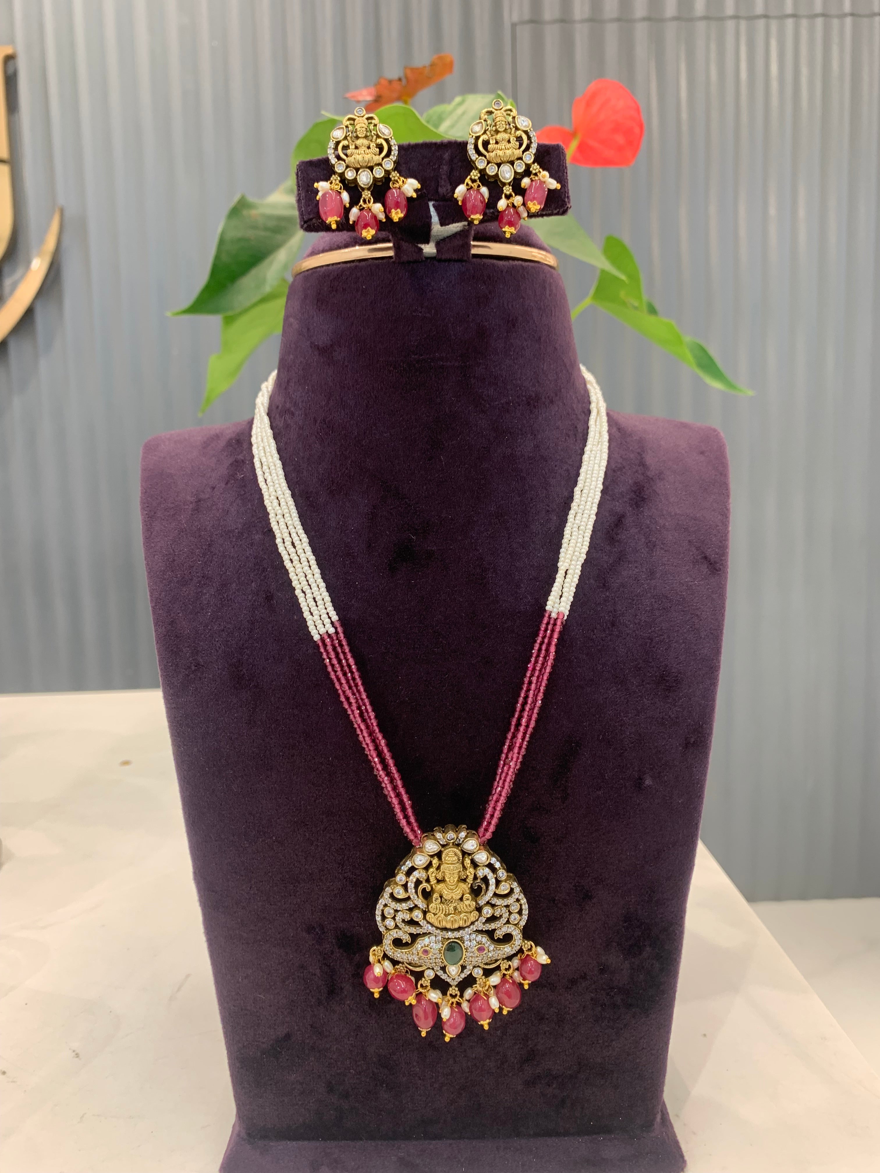 Beautiful Laksmi Mehandi Victoria Locket set with 4 line Beads