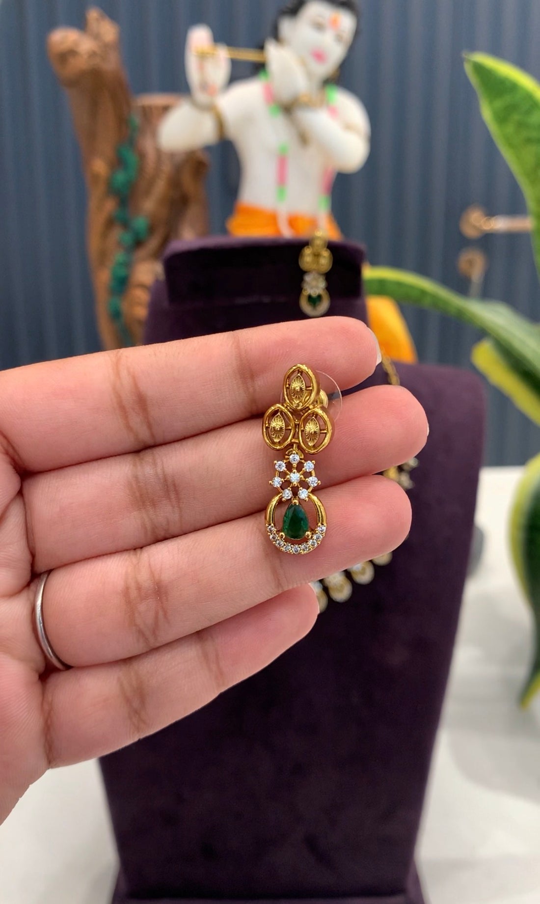 Beautiful party wear necklace