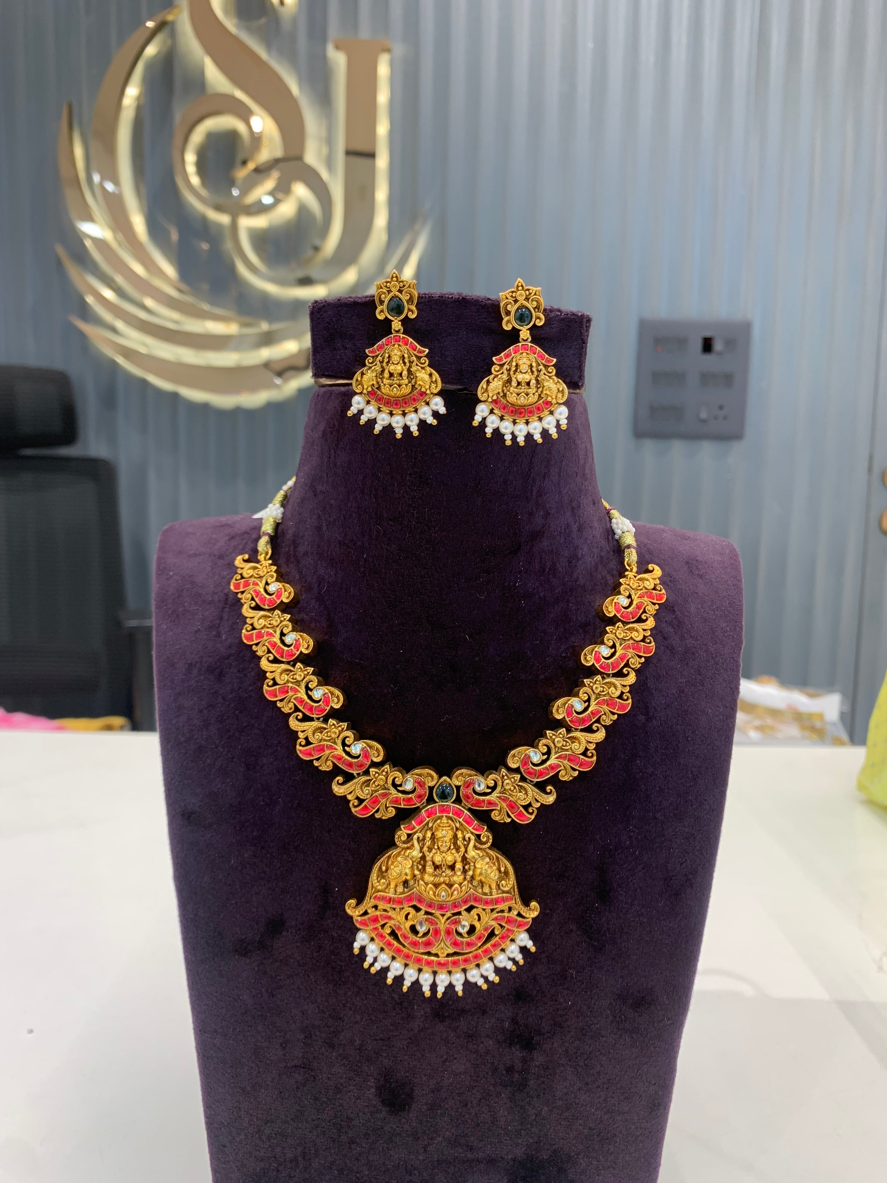 Beautiful jadav necklace