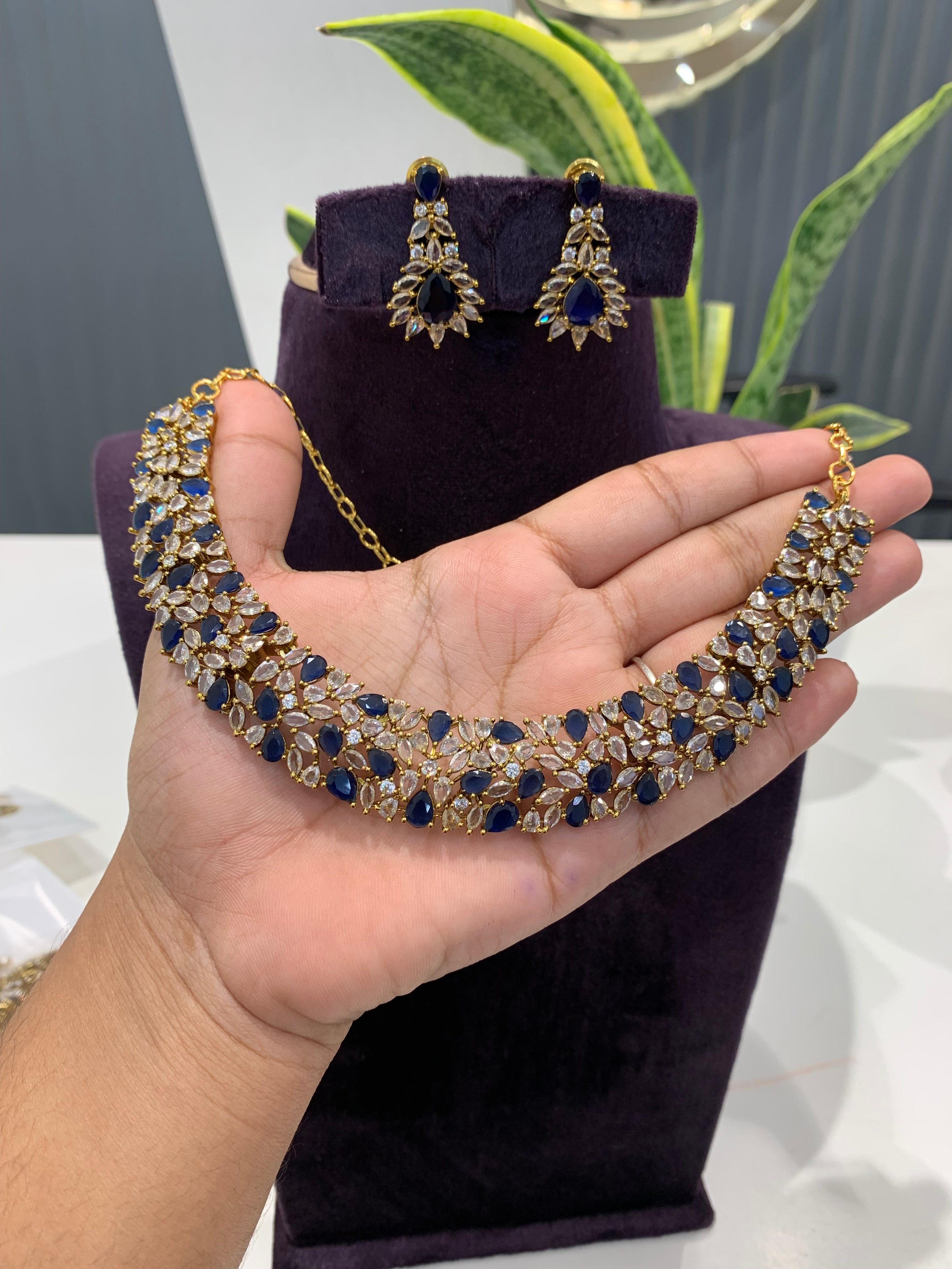 Necklace neck chocker