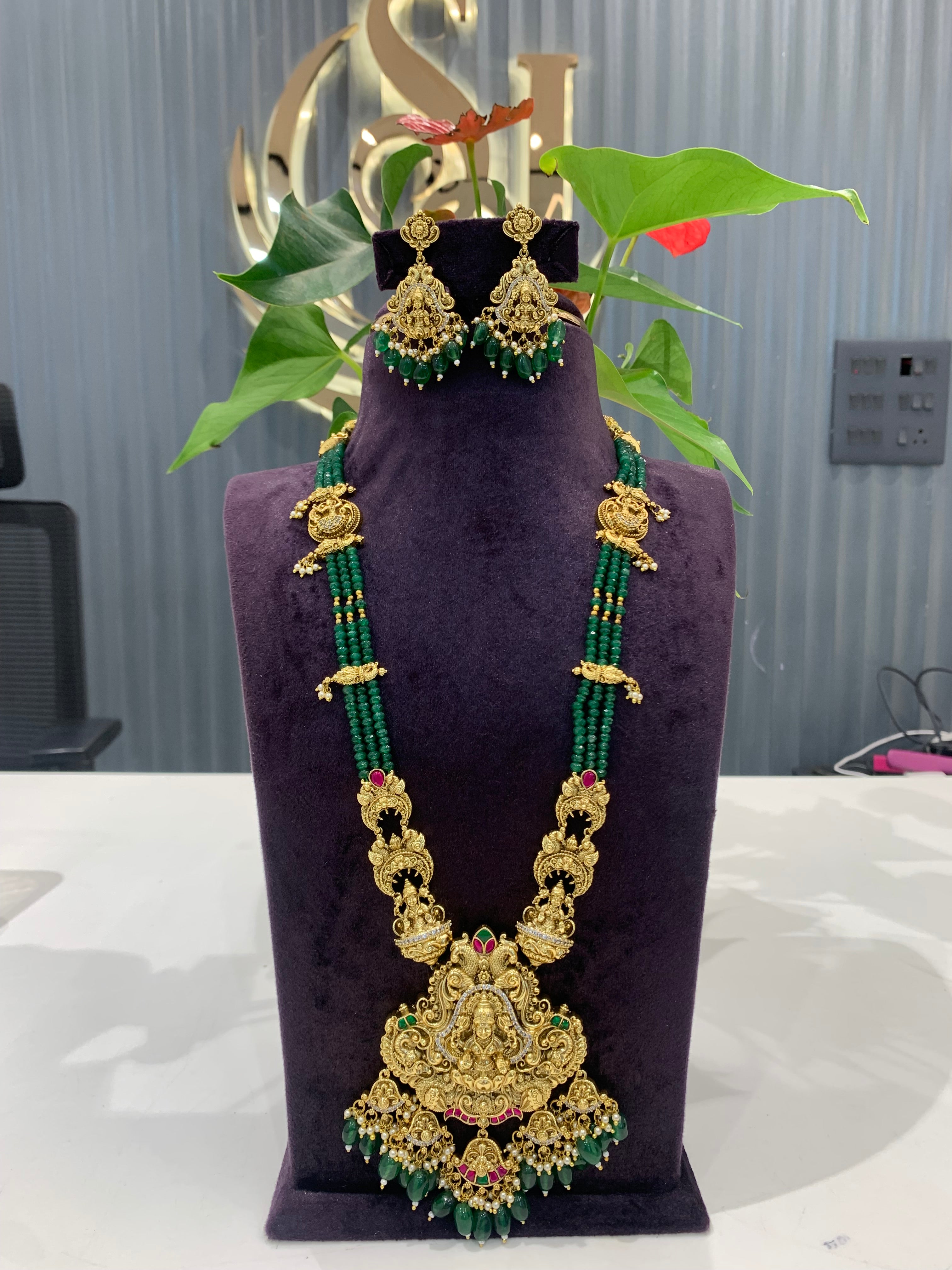 Beautiful premium nakshi 3D locket with customised beads