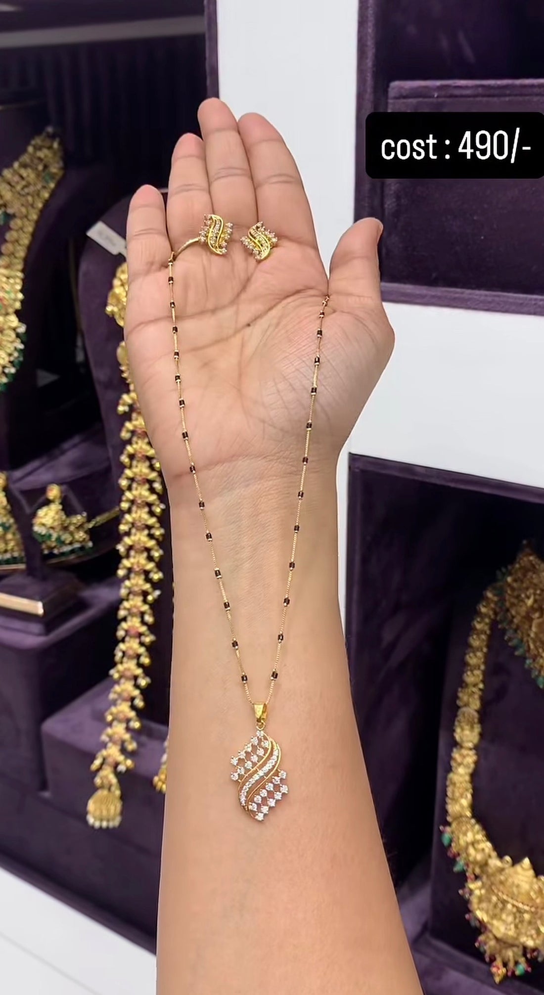 Beautiful pendant with metalic chain