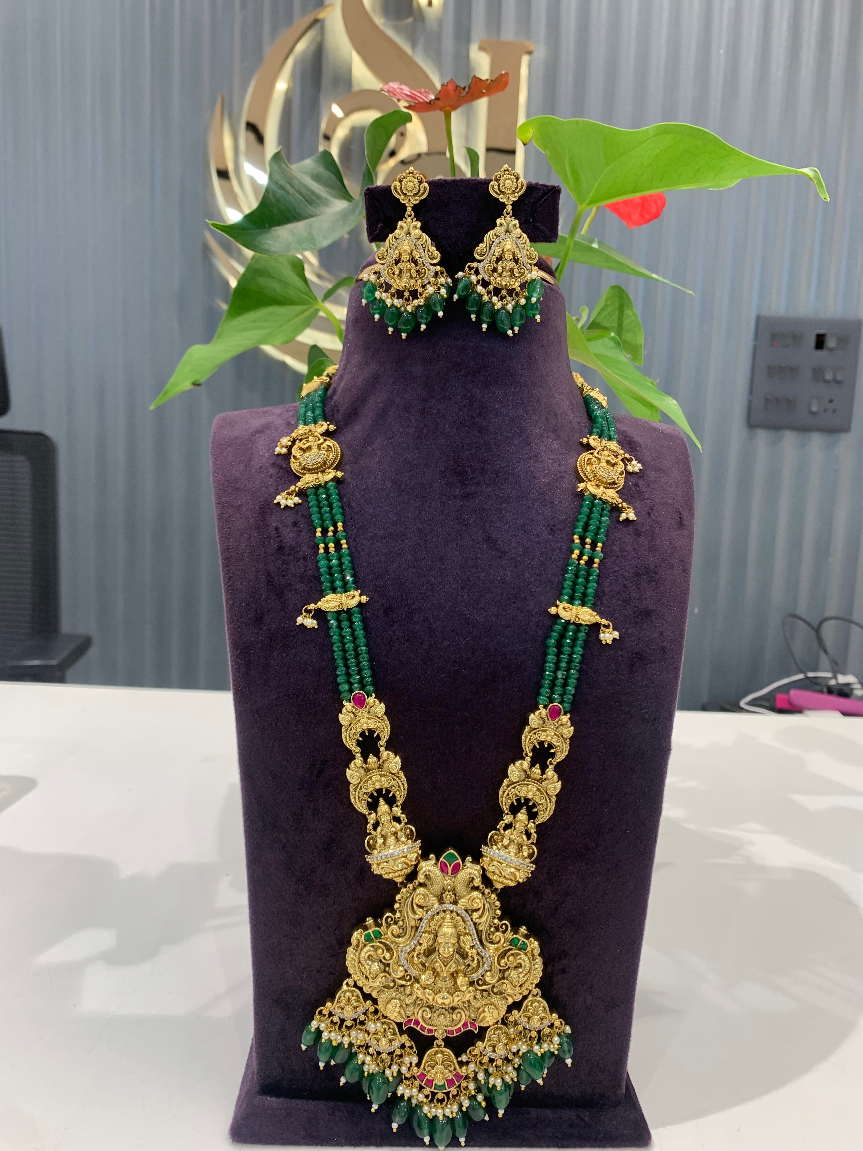 Beautiful premium nakshi 3D locket with customised beads