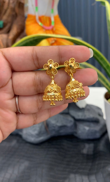 Beautiful gold replica jumkies with screw back