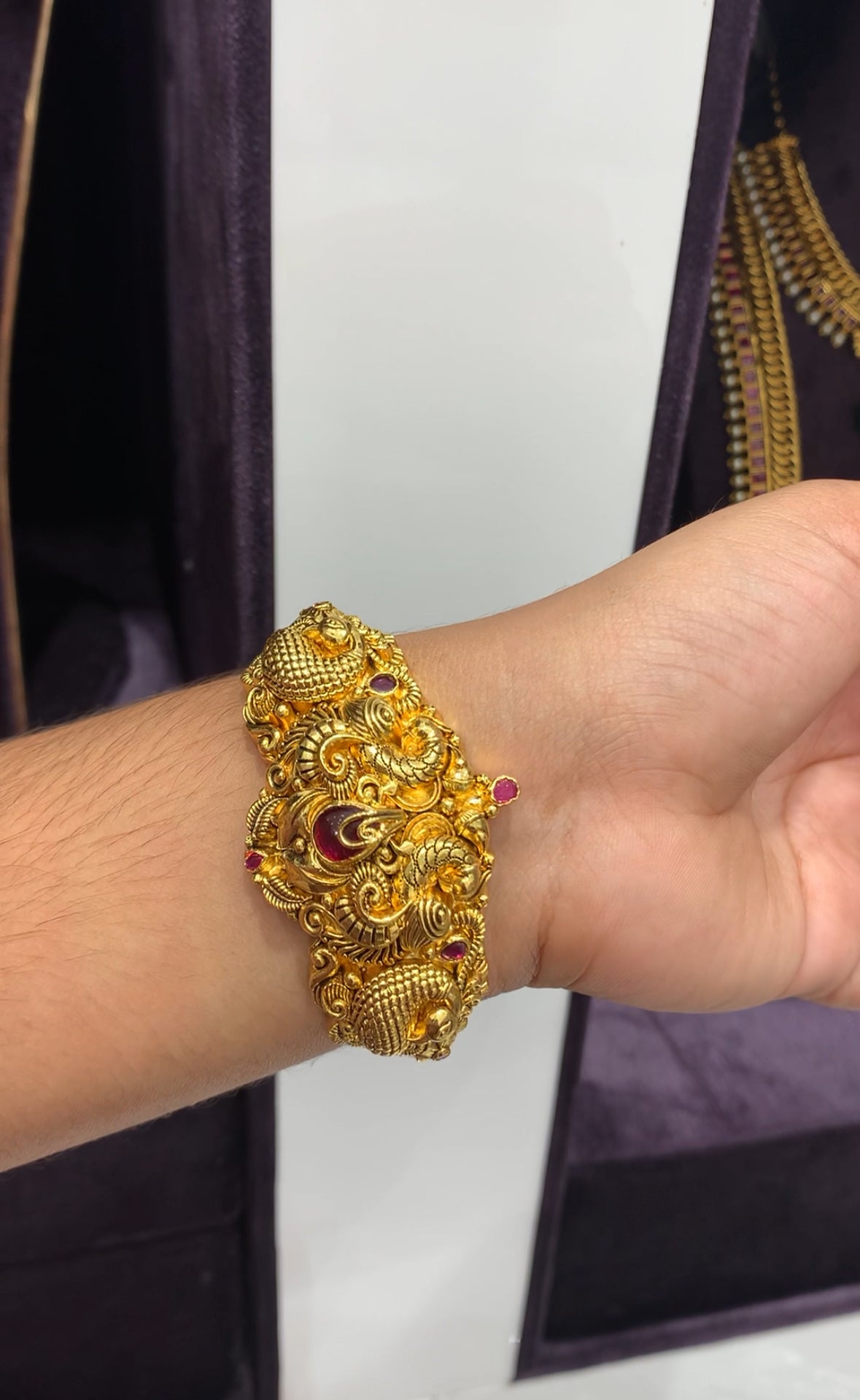 Beautiful nakshi 3D heavy kada openable suitable for 2.6 2.8 sizes