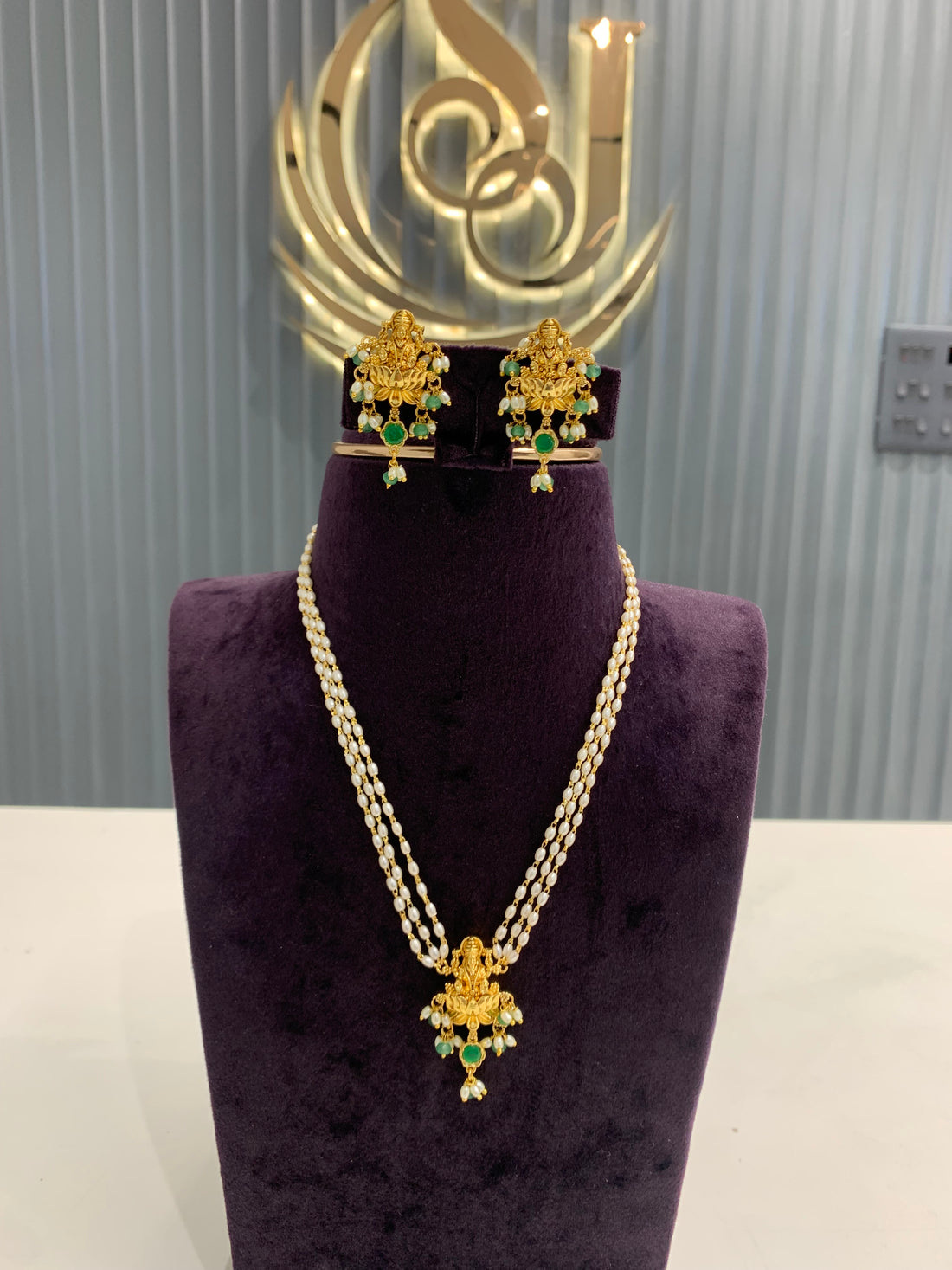Beautiful pearls set